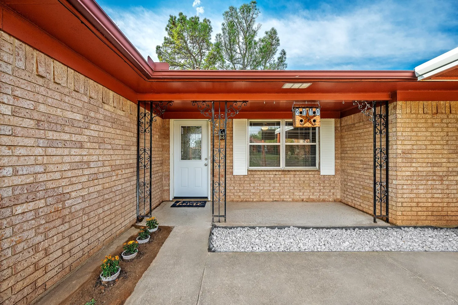 Single Family Residence For Sale in Grayson County , 2710 W Walker Street, Denison, Texas 75020, 3 Bedroom, 2 Bathroom, 1 Garage spaces, 1,216 Sqft, built in 1965, mls#21398740, Real Estate Agent in Denison, Homes For Sale in Grayson county, Homes For Sale in Denison, Realtor in Denison Texas, Real Estate Brokerage Independent Realty Texas, Luminita Cordes Realtor