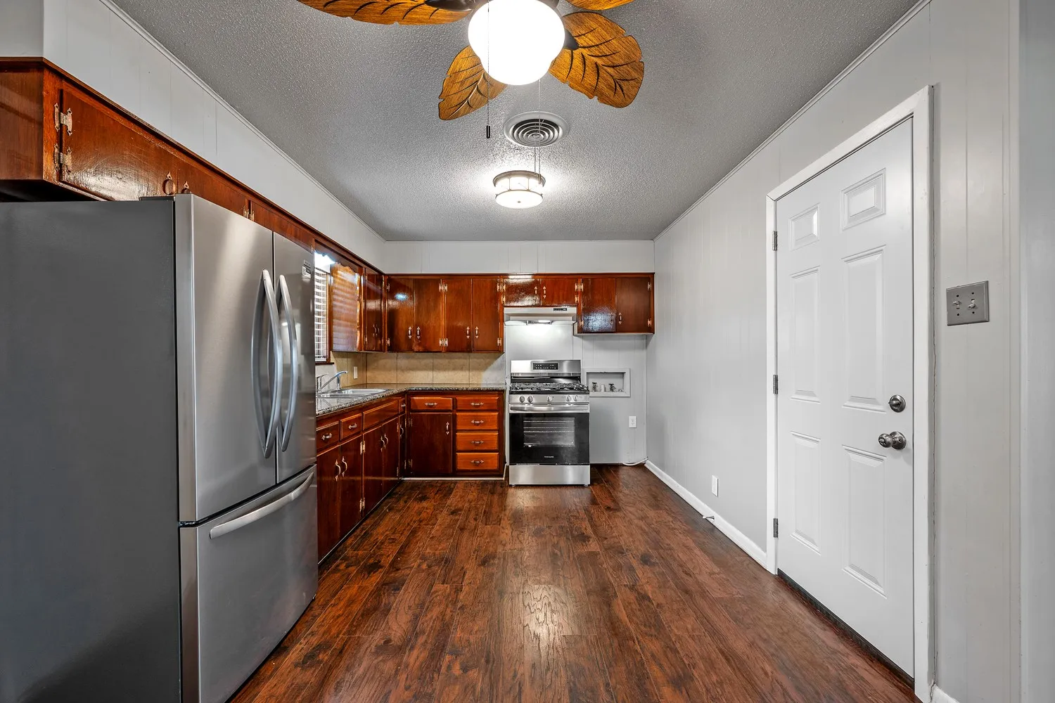 Single Family Residence For Sale in Grayson County , 2710 W Walker Street, Denison, Texas 75020, 3 Bedroom, 2 Bathroom, 1 Garage spaces, 1,216 Sqft, built in 1965, mls#21398740, Real Estate Agent in Denison, Homes For Sale in Grayson county, Homes For Sale in Denison, Realtor in Denison Texas, Real Estate Brokerage Independent Realty Texas, Luminita Cordes Realtor