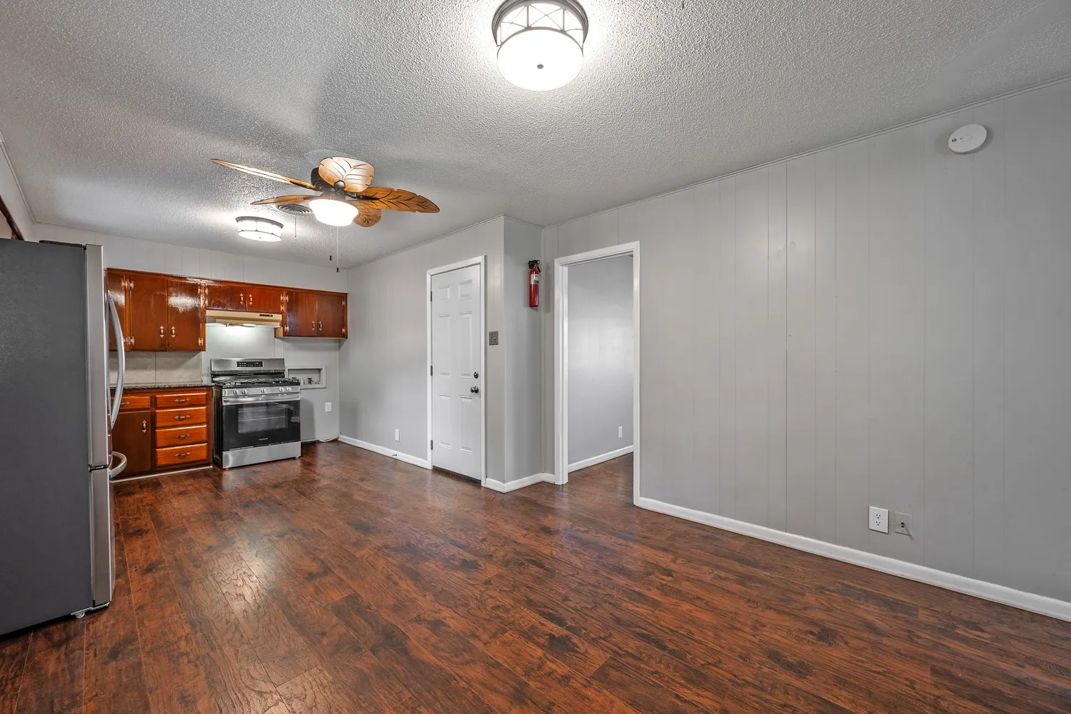 Single Family Residence For Sale in Grayson County , 2710 W Walker Street, Denison, Texas 75020, 3 Bedroom, 2 Bathroom, 1 Garage spaces, 1,216 Sqft, built in 1965, mls#21398740, Real Estate Agent in Denison, Homes For Sale in Grayson county, Homes For Sale in Denison, Realtor in Denison Texas, Real Estate Brokerage Independent Realty Texas, Luminita Cordes Realtor