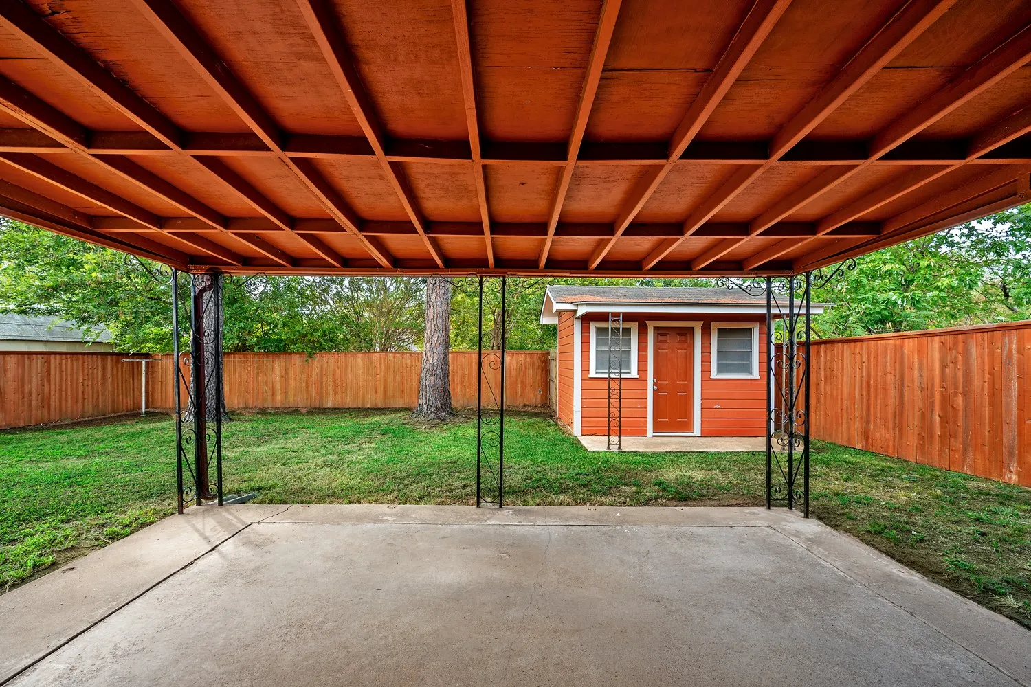 Single Family Residence For Sale in Grayson County , 2710 W Walker Street, Denison, Texas 75020, 3 Bedroom, 2 Bathroom, 1 Garage spaces, 1,216 Sqft, built in 1965, mls#21398740, Real Estate Agent in Denison, Homes For Sale in Grayson county, Homes For Sale in Denison, Realtor in Denison Texas, Real Estate Brokerage Independent Realty Texas, Luminita Cordes Realtor