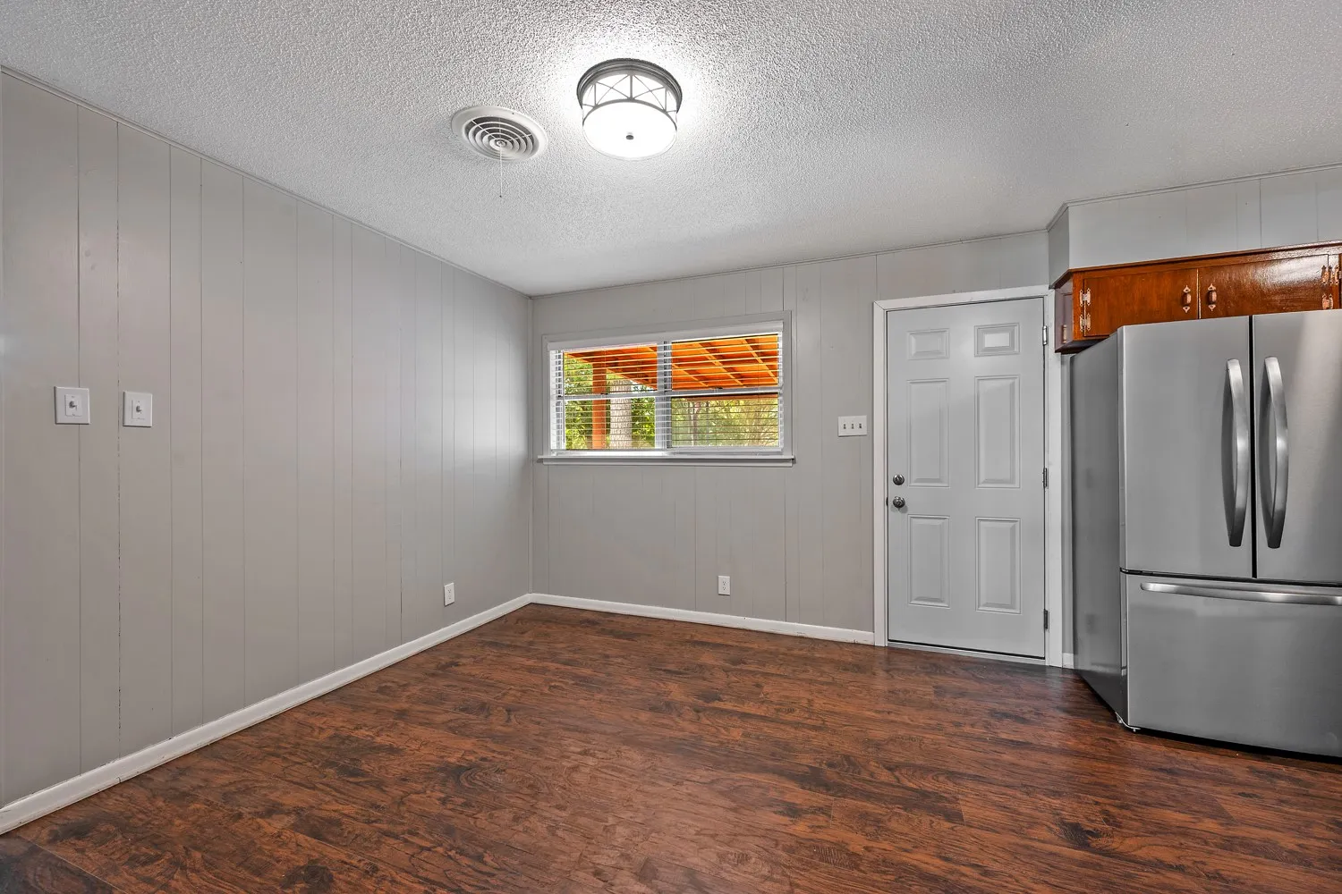 Single Family Residence For Sale in Grayson County , 2710 W Walker Street, Denison, Texas 75020, 3 Bedroom, 2 Bathroom, 1 Garage spaces, 1,216 Sqft, built in 1965, mls#21398740, Real Estate Agent in Denison, Homes For Sale in Grayson county, Homes For Sale in Denison, Realtor in Denison Texas, Real Estate Brokerage Independent Realty Texas, Luminita Cordes Realtor