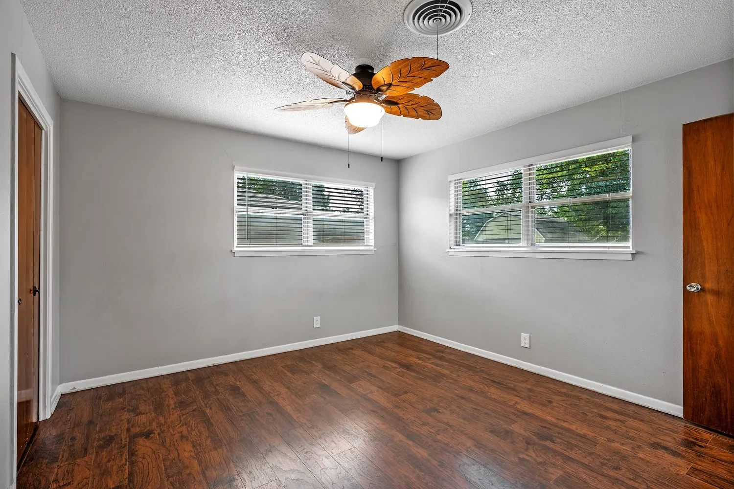 Single Family Residence For Sale in Grayson County , 2710 W Walker Street, Denison, Texas 75020, 3 Bedroom, 2 Bathroom, 1 Garage spaces, 1,216 Sqft, built in 1965, mls#21398740, Real Estate Agent in Denison, Homes For Sale in Grayson county, Homes For Sale in Denison, Realtor in Denison Texas, Real Estate Brokerage Independent Realty Texas, Luminita Cordes Realtor