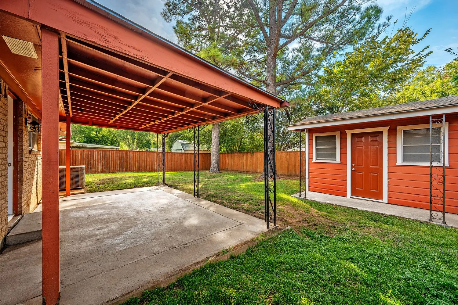 Single Family Residence For Sale in Grayson County , 2710 W Walker Street, Denison, Texas 75020, 3 Bedroom, 2 Bathroom, 1 Garage spaces, 1,216 Sqft, built in 1965, mls#21398740, Real Estate Agent in Denison, Homes For Sale in Grayson county, Homes For Sale in Denison, Realtor in Denison Texas, Real Estate Brokerage Independent Realty Texas, Luminita Cordes Realtor