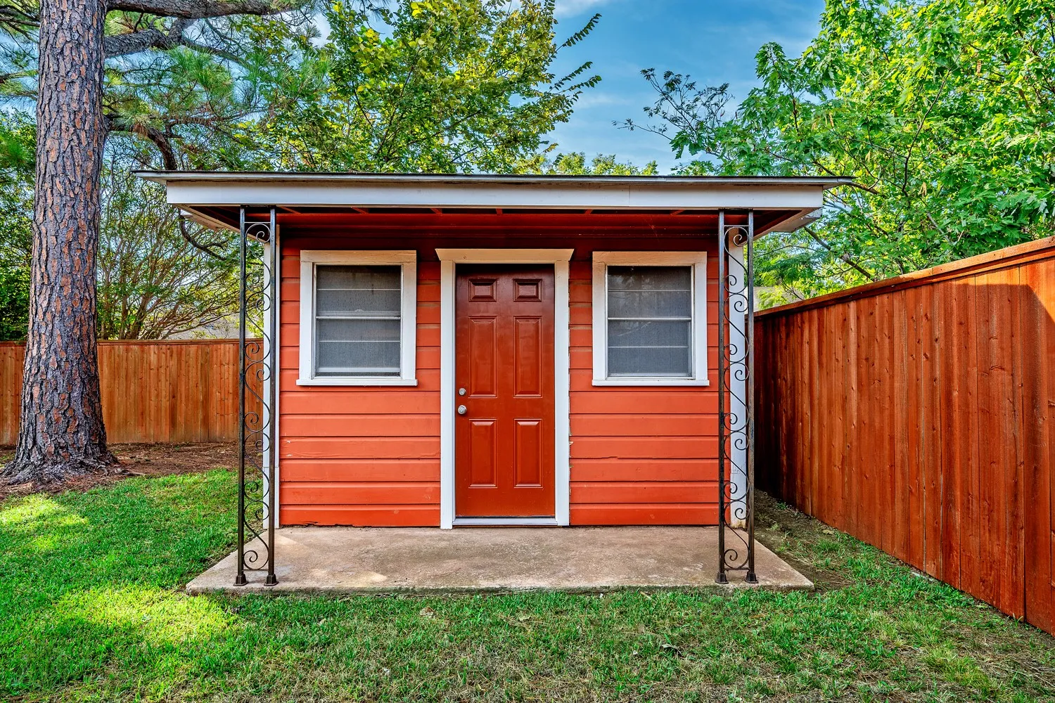Single Family Residence For Sale in Grayson County , 2710 W Walker Street, Denison, Texas 75020, 3 Bedroom, 2 Bathroom, 1 Garage spaces, 1,216 Sqft, built in 1965, mls#21398740, Real Estate Agent in Denison, Homes For Sale in Grayson county, Homes For Sale in Denison, Realtor in Denison Texas, Real Estate Brokerage Independent Realty Texas, Luminita Cordes Realtor