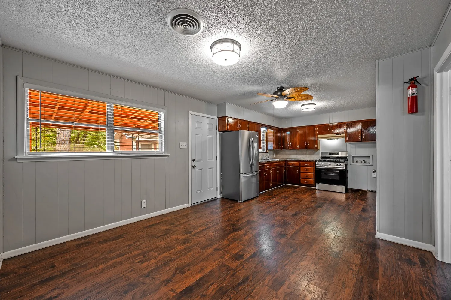 Single Family Residence For Sale in Grayson County , 2710 W Walker Street, Denison, Texas 75020, 3 Bedroom, 2 Bathroom, 1 Garage spaces, 1,216 Sqft, built in 1965, mls#21398740, Real Estate Agent in Denison, Homes For Sale in Grayson county, Homes For Sale in Denison, Realtor in Denison Texas, Real Estate Brokerage Independent Realty Texas, Luminita Cordes Realtor