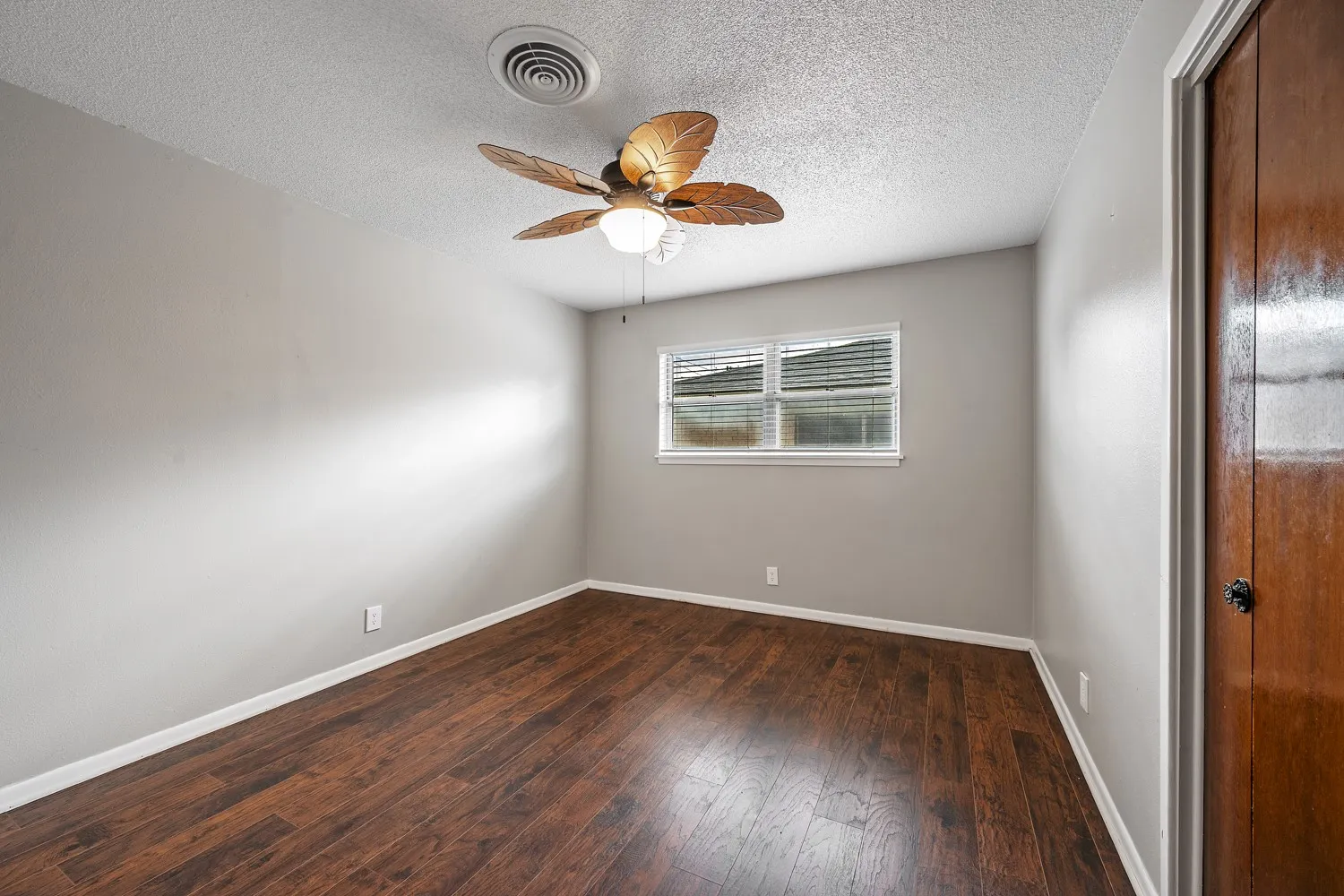 Single Family Residence For Sale in Grayson County , 2710 W Walker Street, Denison, Texas 75020, 3 Bedroom, 2 Bathroom, 1 Garage spaces, 1,216 Sqft, built in 1965, mls#21398740, Real Estate Agent in Denison, Homes For Sale in Grayson county, Homes For Sale in Denison, Realtor in Denison Texas, Real Estate Brokerage Independent Realty Texas, Luminita Cordes Realtor