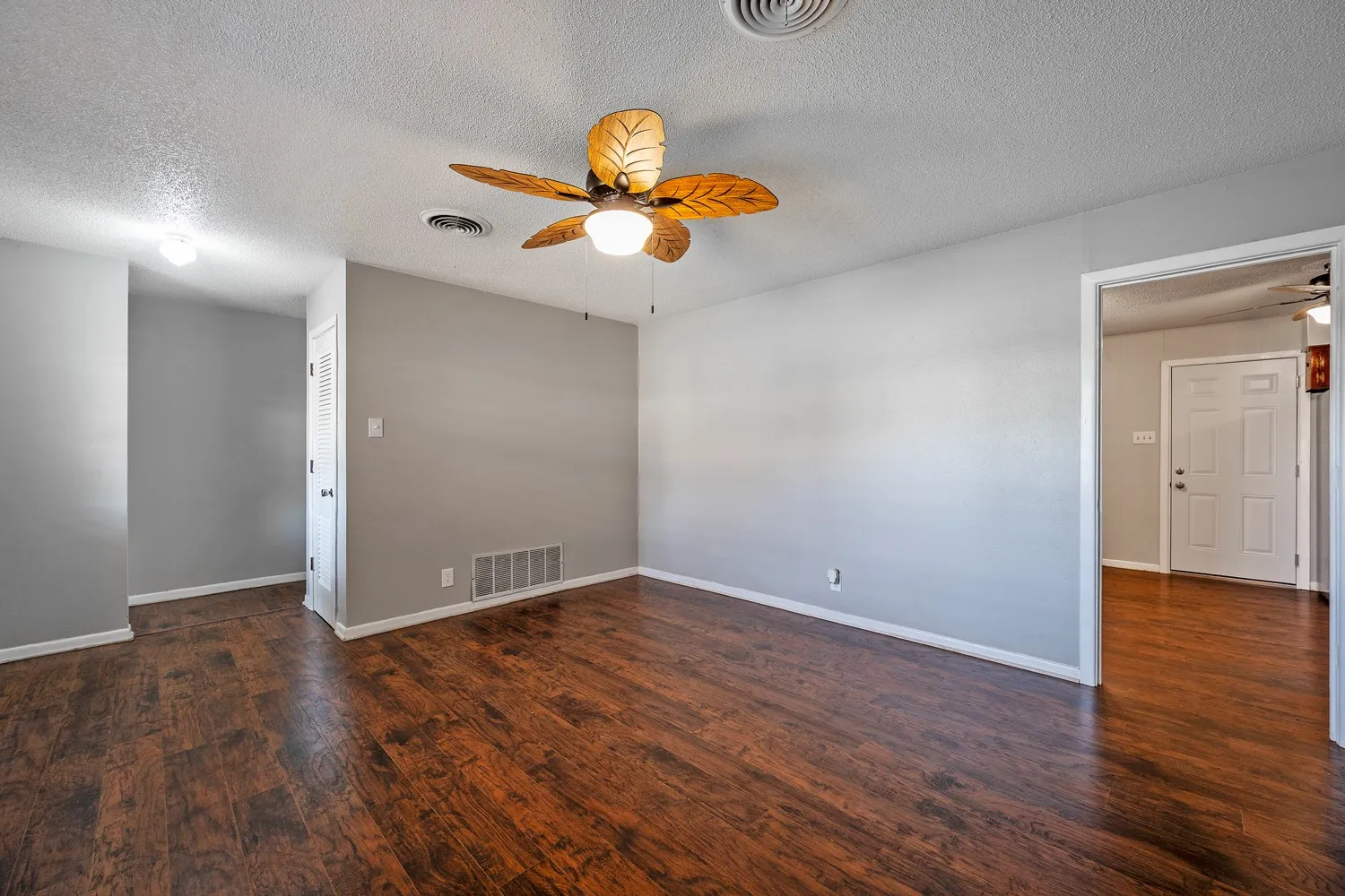 Single Family Residence For Sale in Grayson County , 2710 W Walker Street, Denison, Texas 75020, 3 Bedroom, 2 Bathroom, 1 Garage spaces, 1,216 Sqft, built in 1965, mls#21398740, Real Estate Agent in Denison, Homes For Sale in Grayson county, Homes For Sale in Denison, Realtor in Denison Texas, Real Estate Brokerage Independent Realty Texas, Luminita Cordes Realtor