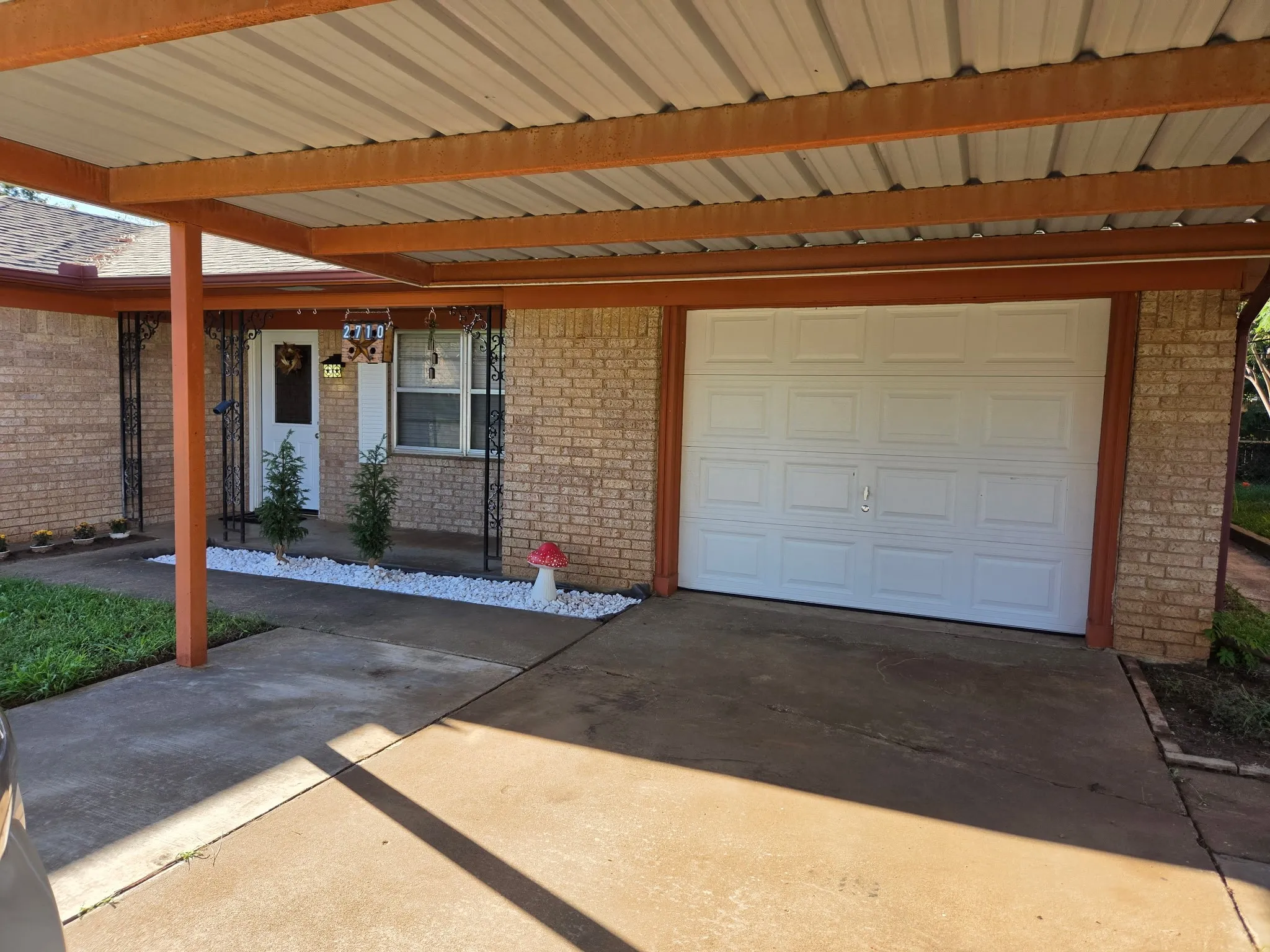 Single Family Residence For Sale in Grayson County , 2710 W Walker Street, Denison, Texas 75020, 3 Bedroom, 2 Bathroom, 1 Garage spaces, 1,216 Sqft, built in 1965, mls#21398740, Real Estate Agent in Denison, Homes For Sale in Grayson county, Homes For Sale in Denison, Realtor in Denison Texas, Real Estate Brokerage Independent Realty Texas, Luminita Cordes Realtor
