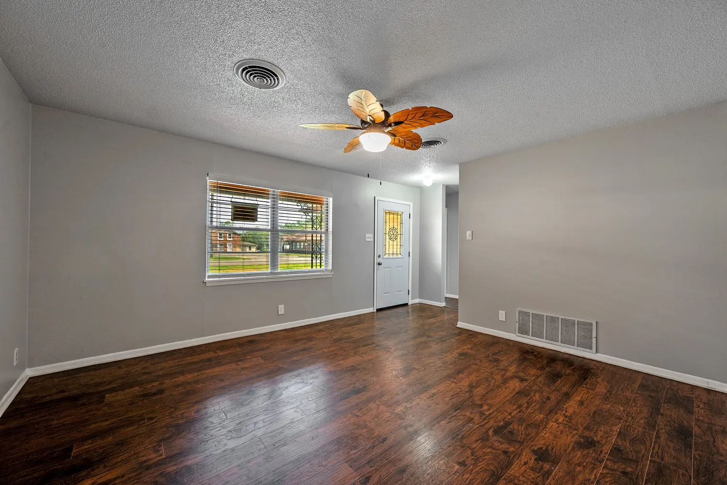 Single Family Residence For Sale in Grayson County , 2710 W Walker Street, Denison, Texas 75020, 3 Bedroom, 2 Bathroom, 1 Garage spaces, 1,216 Sqft, built in 1965, mls#21398740, Real Estate Agent in Denison, Homes For Sale in Grayson county, Homes For Sale in Denison, Realtor in Denison Texas, Real Estate Brokerage Independent Realty Texas, Luminita Cordes Realtor