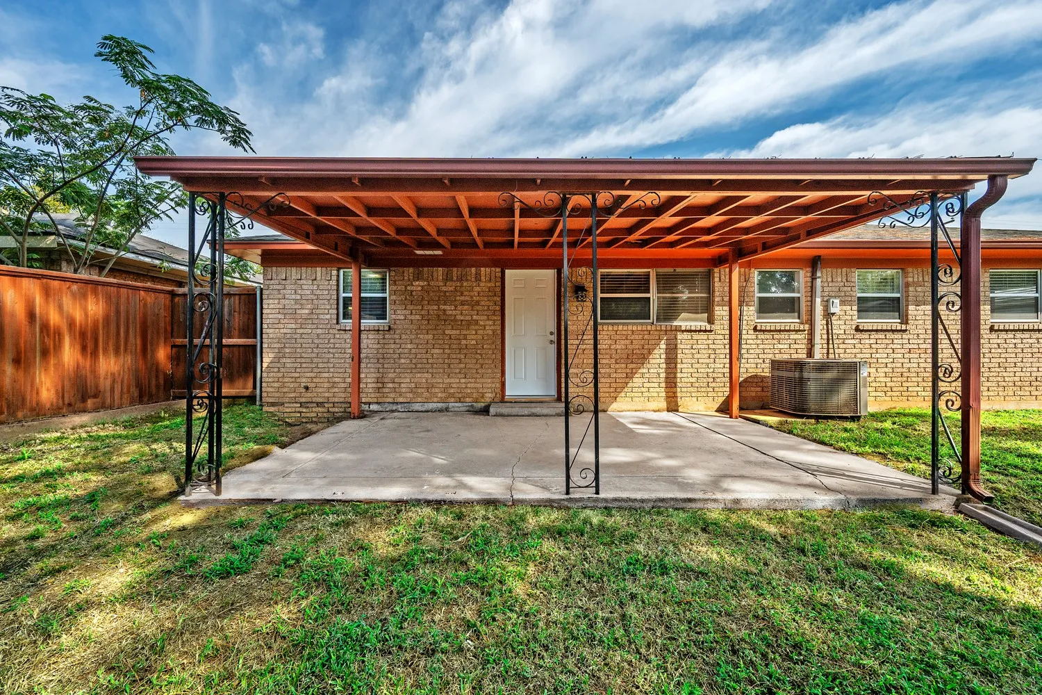 Single Family Residence For Sale in Grayson County , 2710 W Walker Street, Denison, Texas 75020, 3 Bedroom, 2 Bathroom, 1 Garage spaces, 1,216 Sqft, built in 1965, mls#21398740, Real Estate Agent in Denison, Homes For Sale in Grayson county, Homes For Sale in Denison, Realtor in Denison Texas, Real Estate Brokerage Independent Realty Texas, Luminita Cordes Realtor