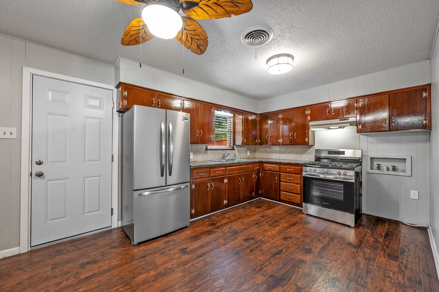 Single Family Residence For Sale in Grayson County , 2710 W Walker Street, Denison, Texas 75020, 3 Bedroom, 2 Bathroom, 1 Garage spaces, 1,216 Sqft, built in 1965, mls#21398740, Real Estate Agent in Denison, Homes For Sale in Grayson county, Homes For Sale in Denison, Realtor in Denison Texas, Real Estate Brokerage Independent Realty Texas, Luminita Cordes Realtor