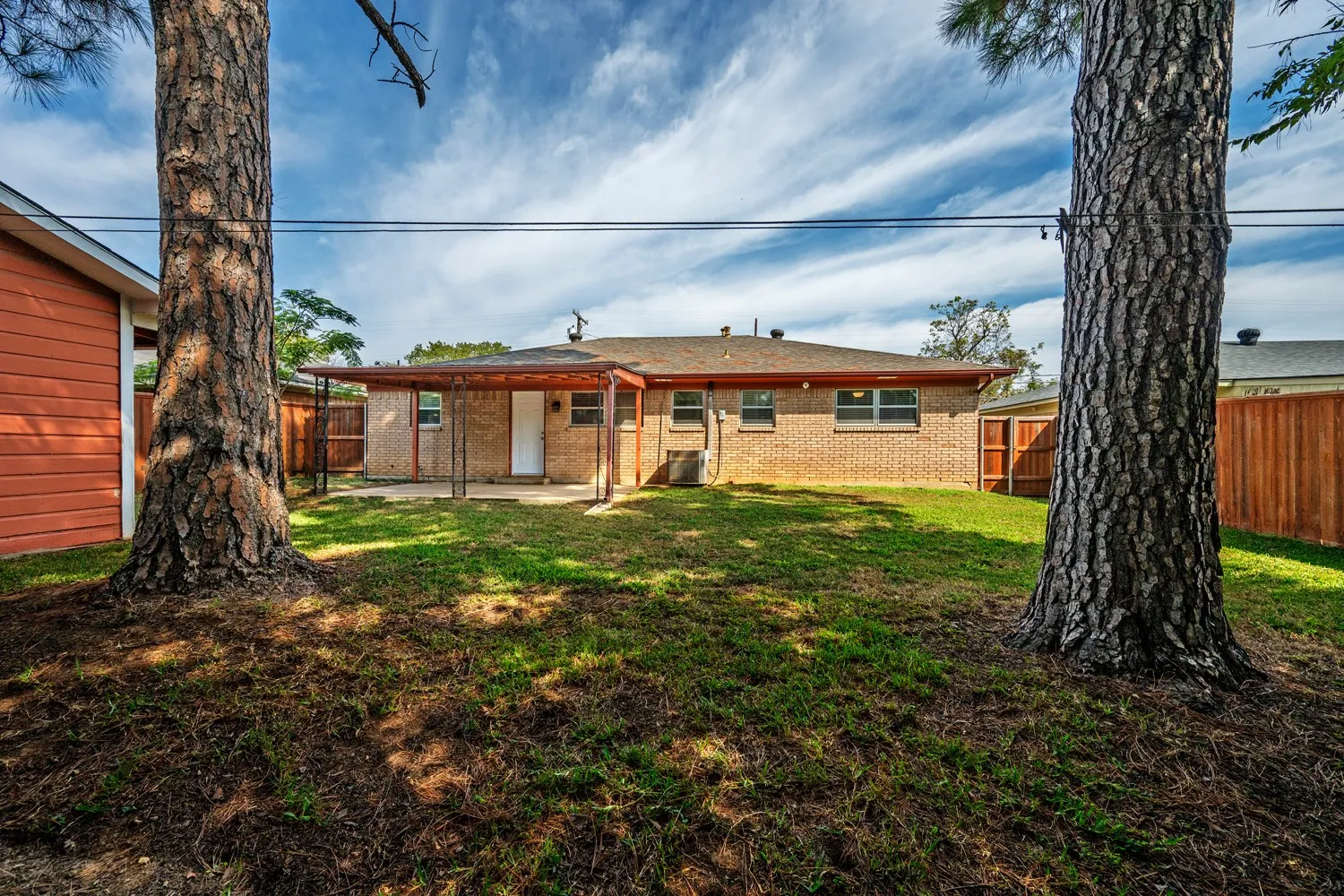 Single Family Residence For Sale in Grayson County , 2710 W Walker Street, Denison, Texas 75020, 3 Bedroom, 2 Bathroom, 1 Garage spaces, 1,216 Sqft, built in 1965, mls#21398740, Real Estate Agent in Denison, Homes For Sale in Grayson county, Homes For Sale in Denison, Realtor in Denison Texas, Real Estate Brokerage Independent Realty Texas, Luminita Cordes Realtor