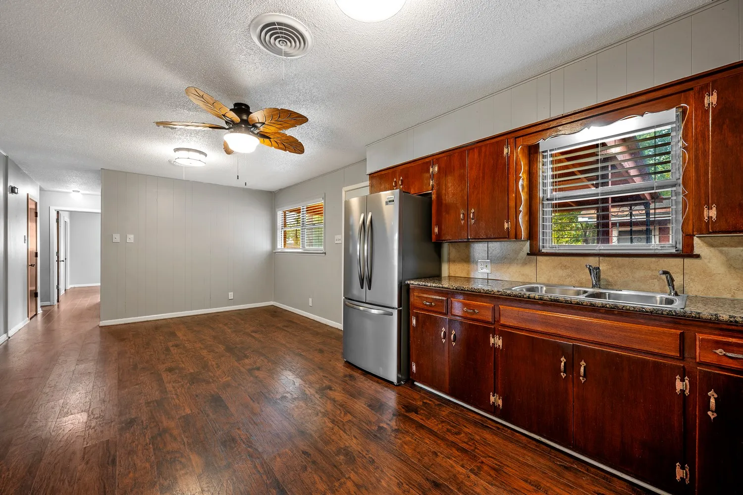 Single Family Residence For Sale in Grayson County , 2710 W Walker Street, Denison, Texas 75020, 3 Bedroom, 2 Bathroom, 1 Garage spaces, 1,216 Sqft, built in 1965, mls#21398740, Real Estate Agent in Denison, Homes For Sale in Grayson county, Homes For Sale in Denison, Realtor in Denison Texas, Real Estate Brokerage Independent Realty Texas, Luminita Cordes Realtor