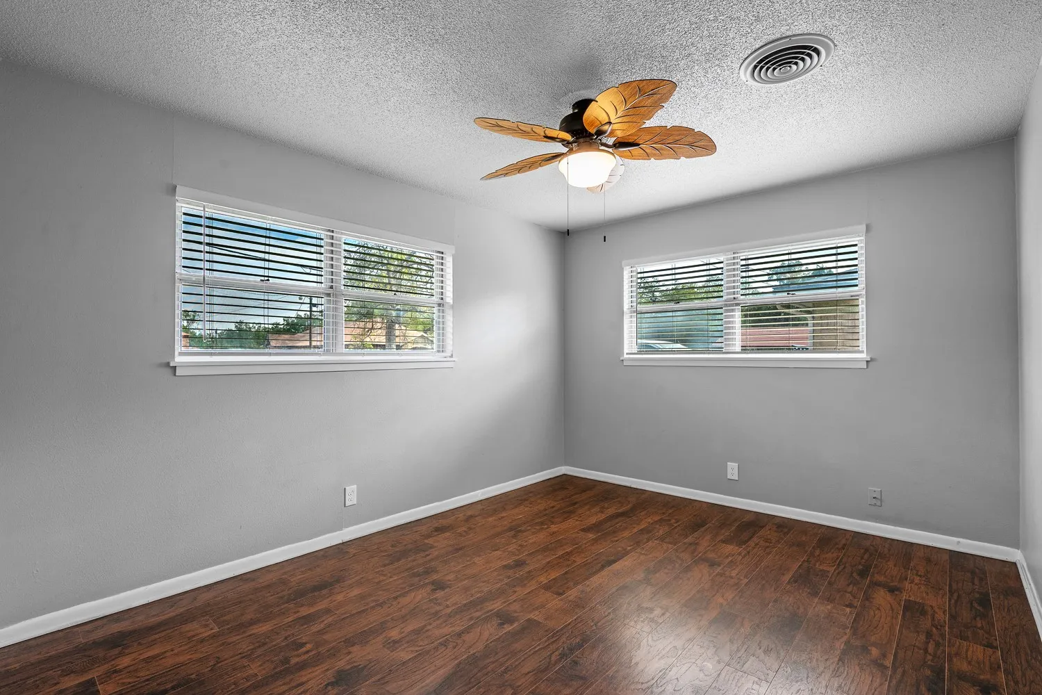Single Family Residence For Sale in Grayson County , 2710 W Walker Street, Denison, Texas 75020, 3 Bedroom, 2 Bathroom, 1 Garage spaces, 1,216 Sqft, built in 1965, mls#21398740, Real Estate Agent in Denison, Homes For Sale in Grayson county, Homes For Sale in Denison, Realtor in Denison Texas, Real Estate Brokerage Independent Realty Texas, Luminita Cordes Realtor