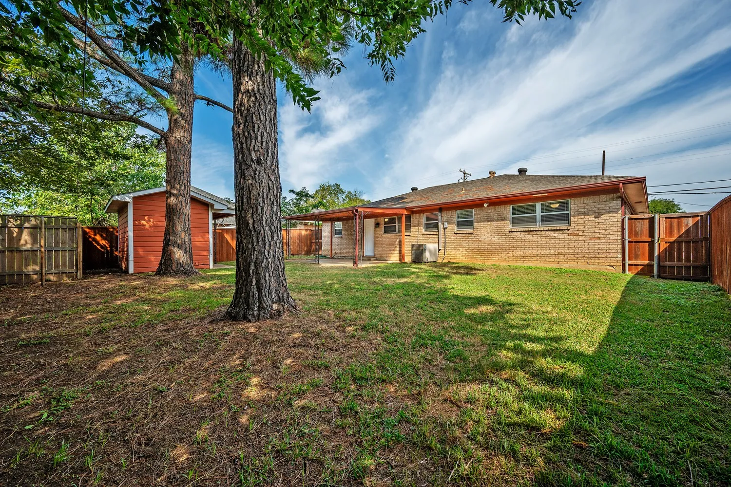 Single Family Residence For Sale in Grayson County , 2710 W Walker Street, Denison, Texas 75020, 3 Bedroom, 2 Bathroom, 1 Garage spaces, 1,216 Sqft, built in 1965, mls#21398740, Real Estate Agent in Denison, Homes For Sale in Grayson county, Homes For Sale in Denison, Realtor in Denison Texas, Real Estate Brokerage Independent Realty Texas, Luminita Cordes Realtor