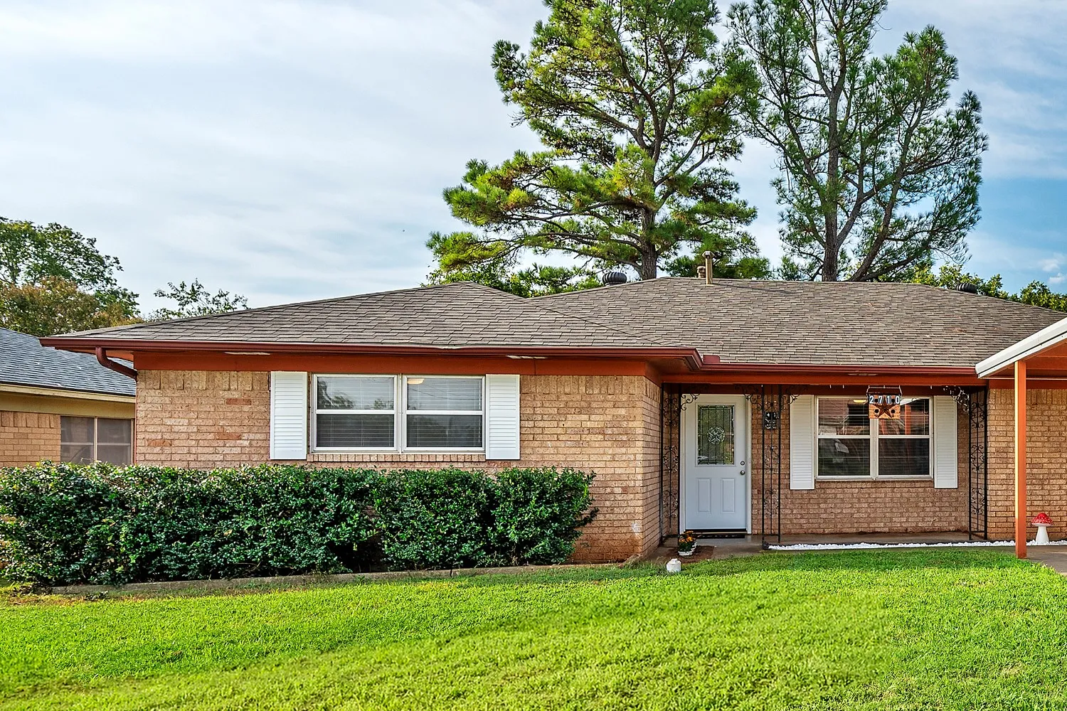 Single Family Residence For Sale in Grayson County , 2710 W Walker Street, Denison, Texas 75020, 3 Bedroom, 2 Bathroom, 1 Garage spaces, 1,216 Sqft, built in 1965, mls#21398740, Real Estate Agent in Denison, Homes For Sale in Grayson county, Homes For Sale in Denison, Realtor in Denison Texas, Real Estate Brokerage Independent Realty Texas, Luminita Cordes Realtor