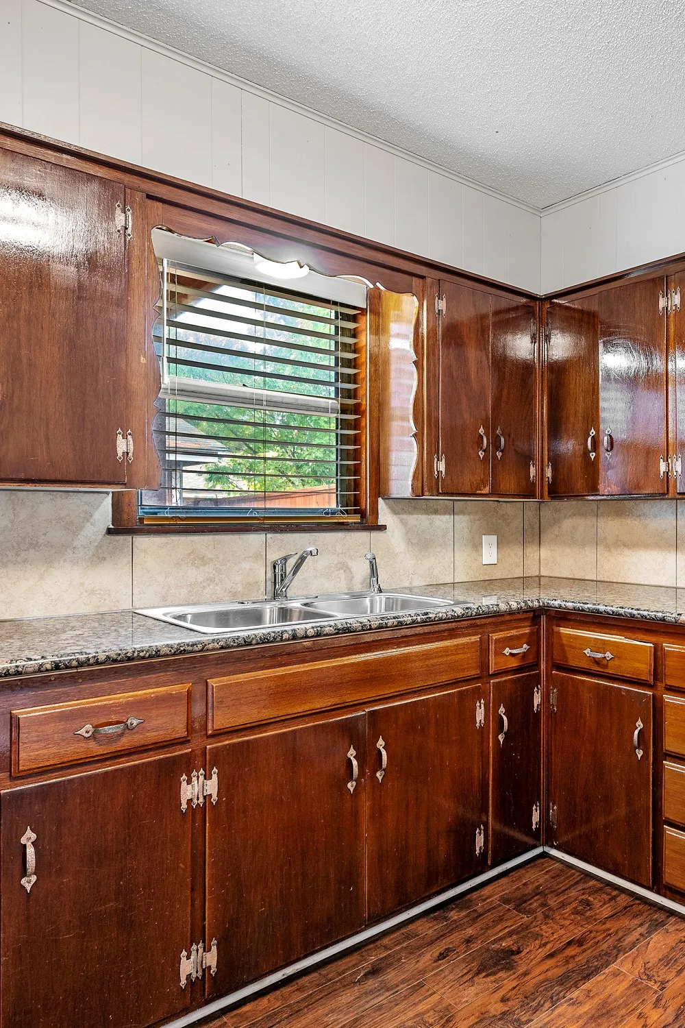 Single Family Residence For Sale in Grayson County , 2710 W Walker Street, Denison, Texas 75020, 3 Bedroom, 2 Bathroom, 1 Garage spaces, 1,216 Sqft, built in 1965, mls#21398740, Real Estate Agent in Denison, Homes For Sale in Grayson county, Homes For Sale in Denison, Realtor in Denison Texas, Real Estate Brokerage Independent Realty Texas, Luminita Cordes Realtor