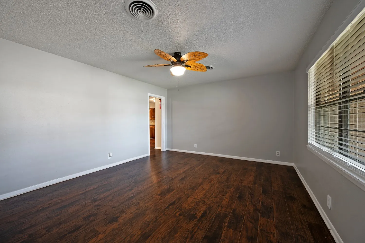 Single Family Residence For Sale in Grayson County , 2710 W Walker Street, Denison, Texas 75020, 3 Bedroom, 2 Bathroom, 1 Garage spaces, 1,216 Sqft, built in 1965, mls#21398740, Real Estate Agent in Denison, Homes For Sale in Grayson county, Homes For Sale in Denison, Realtor in Denison Texas, Real Estate Brokerage Independent Realty Texas, Luminita Cordes Realtor