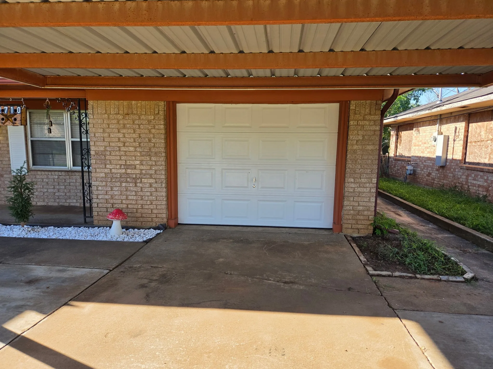 Single Family Residence For Sale in Grayson County , 2710 W Walker Street, Denison, Texas 75020, 3 Bedroom, 2 Bathroom, 1 Garage spaces, 1,216 Sqft, built in 1965, mls#21398740, Real Estate Agent in Denison, Homes For Sale in Grayson county, Homes For Sale in Denison, Realtor in Denison Texas, Real Estate Brokerage Independent Realty Texas, Luminita Cordes Realtor