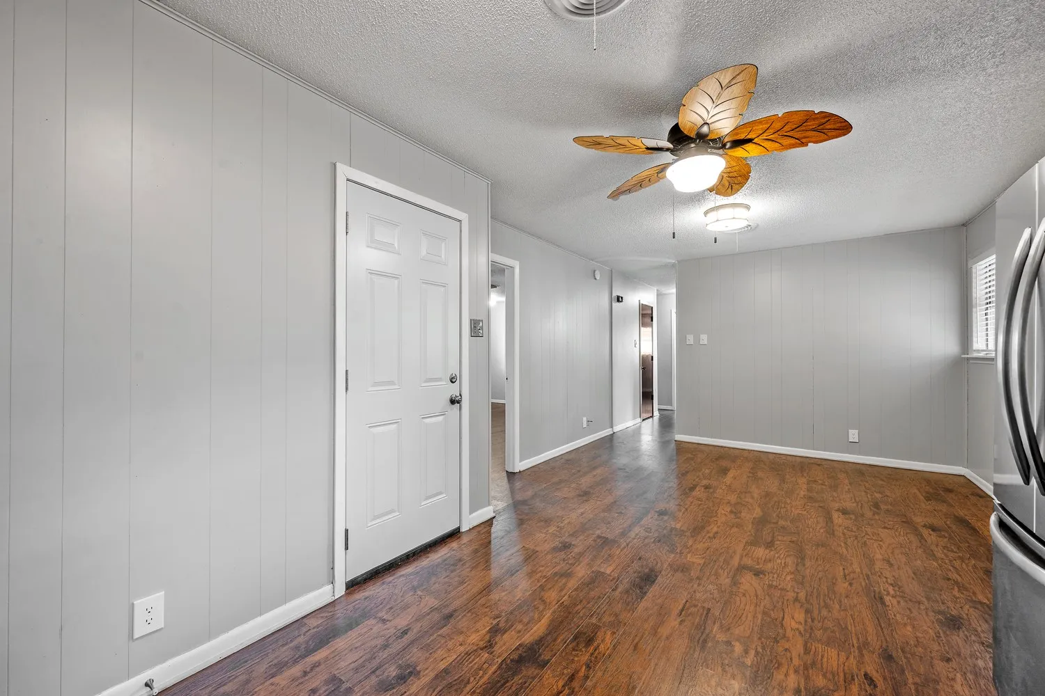 Single Family Residence For Sale in Grayson County , 2710 W Walker Street, Denison, Texas 75020, 3 Bedroom, 2 Bathroom, 1 Garage spaces, 1,216 Sqft, built in 1965, mls#21398740, Real Estate Agent in Denison, Homes For Sale in Grayson county, Homes For Sale in Denison, Realtor in Denison Texas, Real Estate Brokerage Independent Realty Texas, Luminita Cordes Realtor