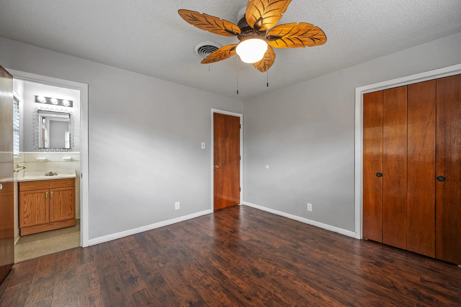Single Family Residence For Sale in Grayson County , 2710 W Walker Street, Denison, Texas 75020, 3 Bedroom, 2 Bathroom, 1 Garage spaces, 1,216 Sqft, built in 1965, mls#21398740, Real Estate Agent in Denison, Homes For Sale in Grayson county, Homes For Sale in Denison, Realtor in Denison Texas, Real Estate Brokerage Independent Realty Texas, Luminita Cordes Realtor