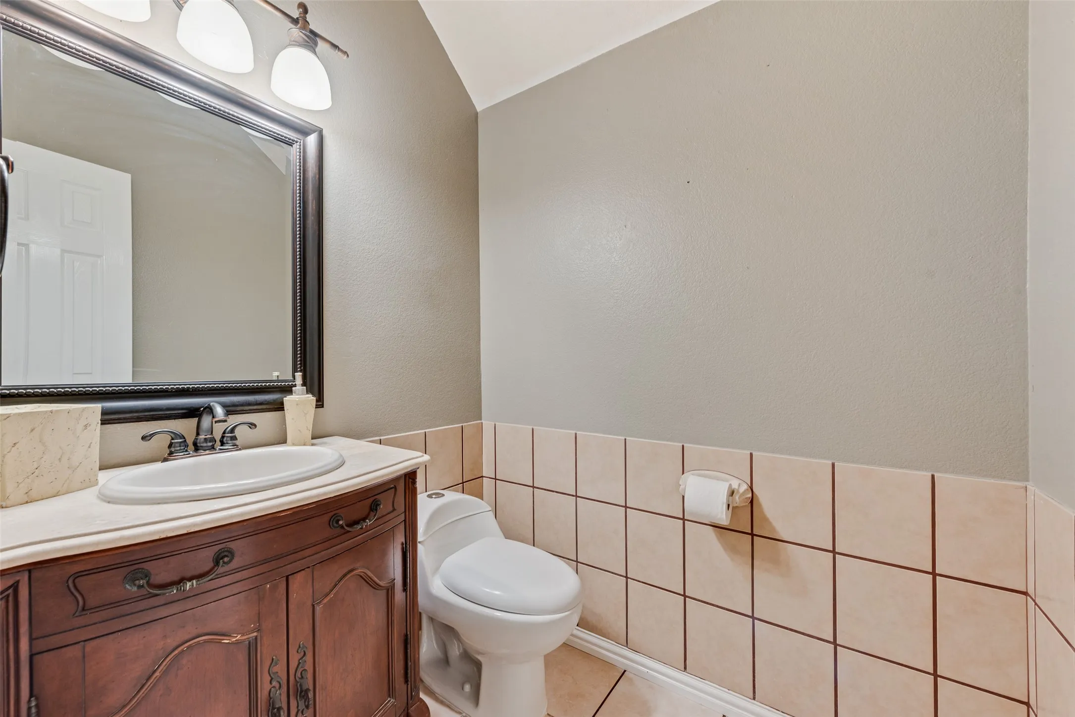 Single Family Residence For Sale in Tarrant County , 5715 Creekhollow Drive, Arlington, Texas 76018, 3 Bedroom, 3 Bathroom, 2 Garage spaces, 2,627 Sqft, built in 1999, mls#21401033, Real Estate Agent in Arlington, Homes For Sale in Tarrant county, Homes For Sale in Arlington, Realtor in Arlington Texas, Real Estate Brokerage Independent Realty Texas, Luminita Cordes Realtor