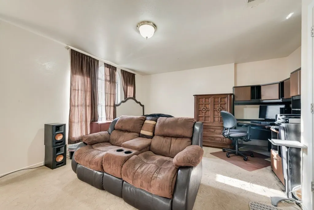 Single Family Residence For Sale in Tarrant County , 5715 Creekhollow Drive, Arlington, Texas 76018, 3 Bedroom, 3 Bathroom, 2 Garage spaces, 2,627 Sqft, built in 1999, mls#21401033, Real Estate Agent in Arlington, Homes For Sale in Tarrant county, Homes For Sale in Arlington, Realtor in Arlington Texas, Real Estate Brokerage Independent Realty Texas, Luminita Cordes Realtor