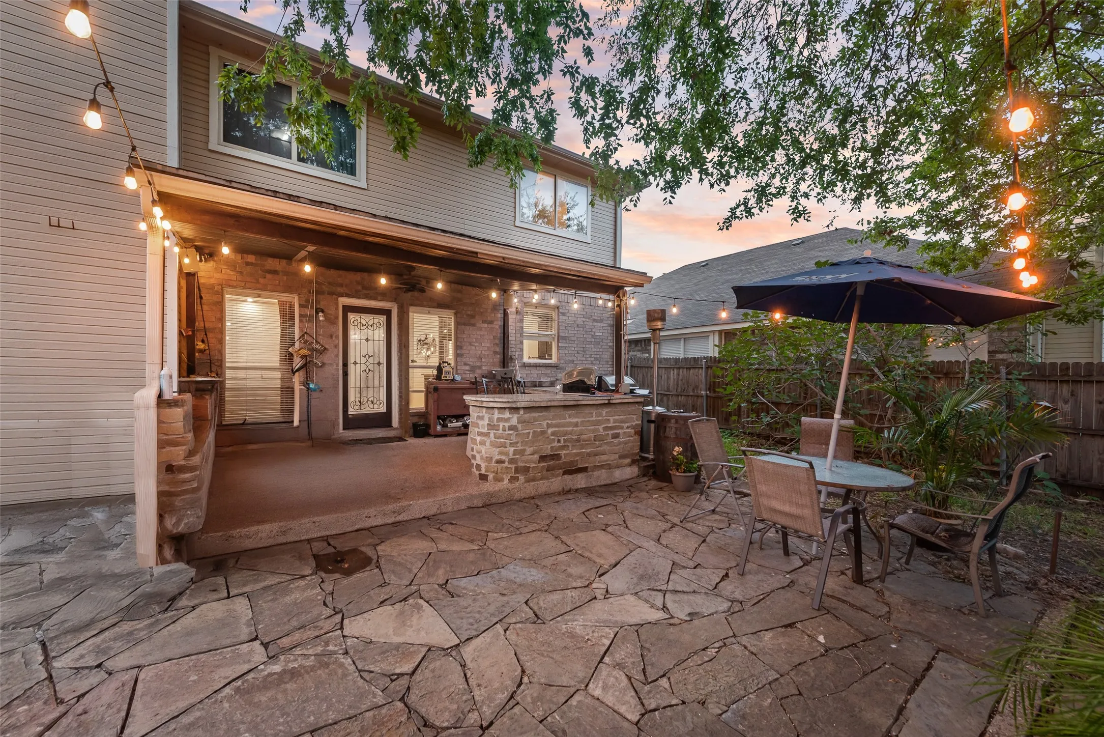 Single Family Residence For Sale in Tarrant County , 5715 Creekhollow Drive, Arlington, Texas 76018, 3 Bedroom, 3 Bathroom, 2 Garage spaces, 2,627 Sqft, built in 1999, mls#21401033, Real Estate Agent in Arlington, Homes For Sale in Tarrant county, Homes For Sale in Arlington, Realtor in Arlington Texas, Real Estate Brokerage Independent Realty Texas, Luminita Cordes Realtor