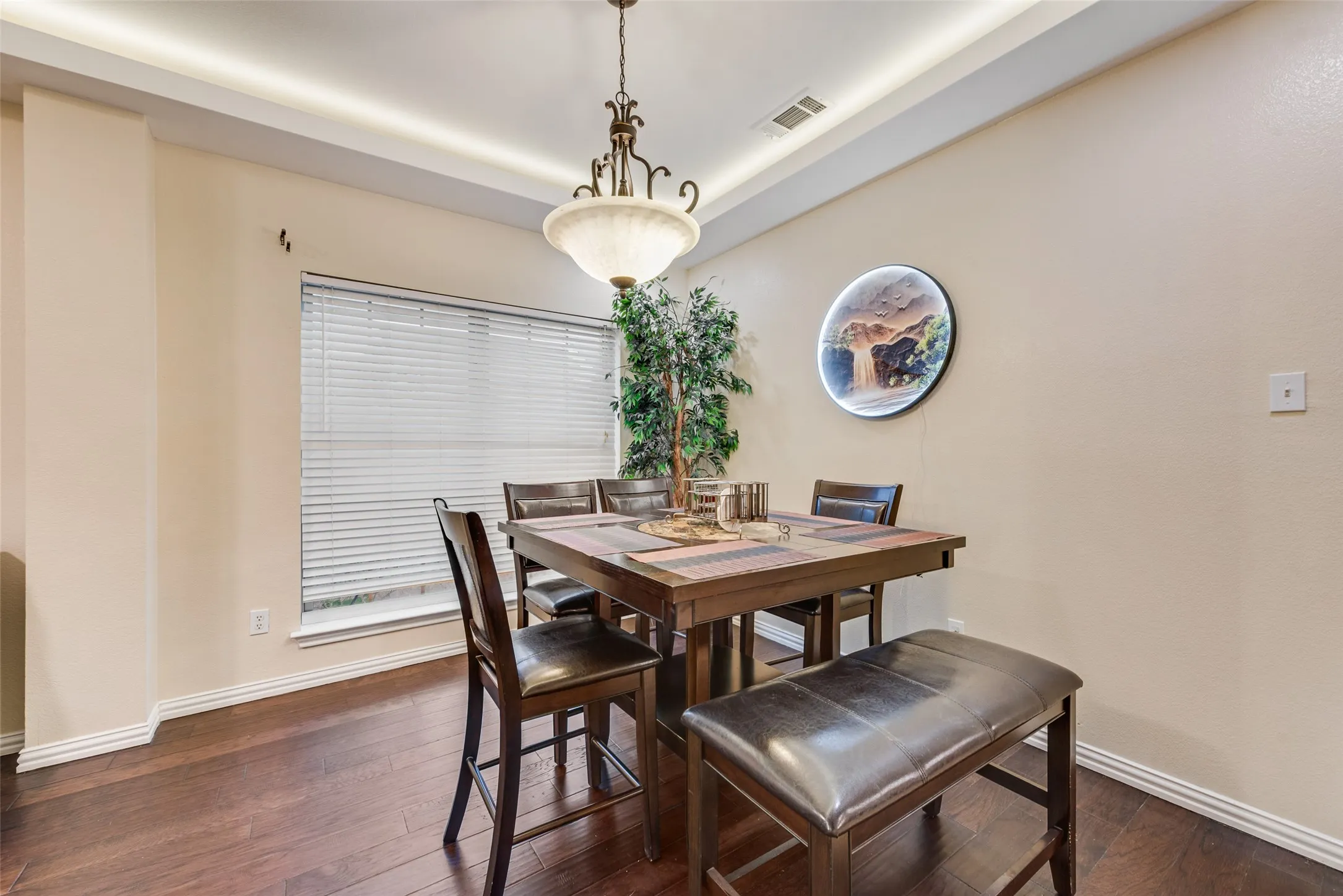 Single Family Residence For Sale in Tarrant County , 5715 Creekhollow Drive, Arlington, Texas 76018, 3 Bedroom, 3 Bathroom, 2 Garage spaces, 2,627 Sqft, built in 1999, mls#21401033, Real Estate Agent in Arlington, Homes For Sale in Tarrant county, Homes For Sale in Arlington, Realtor in Arlington Texas, Real Estate Brokerage Independent Realty Texas, Luminita Cordes Realtor