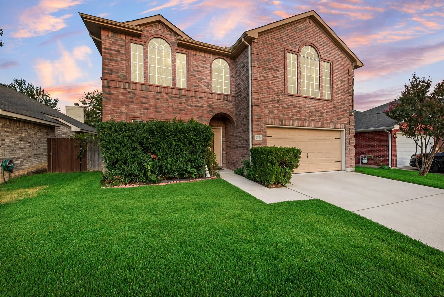 Single Family Residence For Sale in Tarrant County , 5715 Creekhollow Drive, Arlington, Texas 76018, 3 Bedroom, 3 Bathroom, 2 Garage spaces, 2,627 Sqft, built in 1999, mls#21401033, Real Estate Agent in Arlington, Homes For Sale in Tarrant county, Homes For Sale in Arlington, Realtor in Arlington Texas, Real Estate Brokerage Independent Realty Texas, Luminita Cordes Realtor