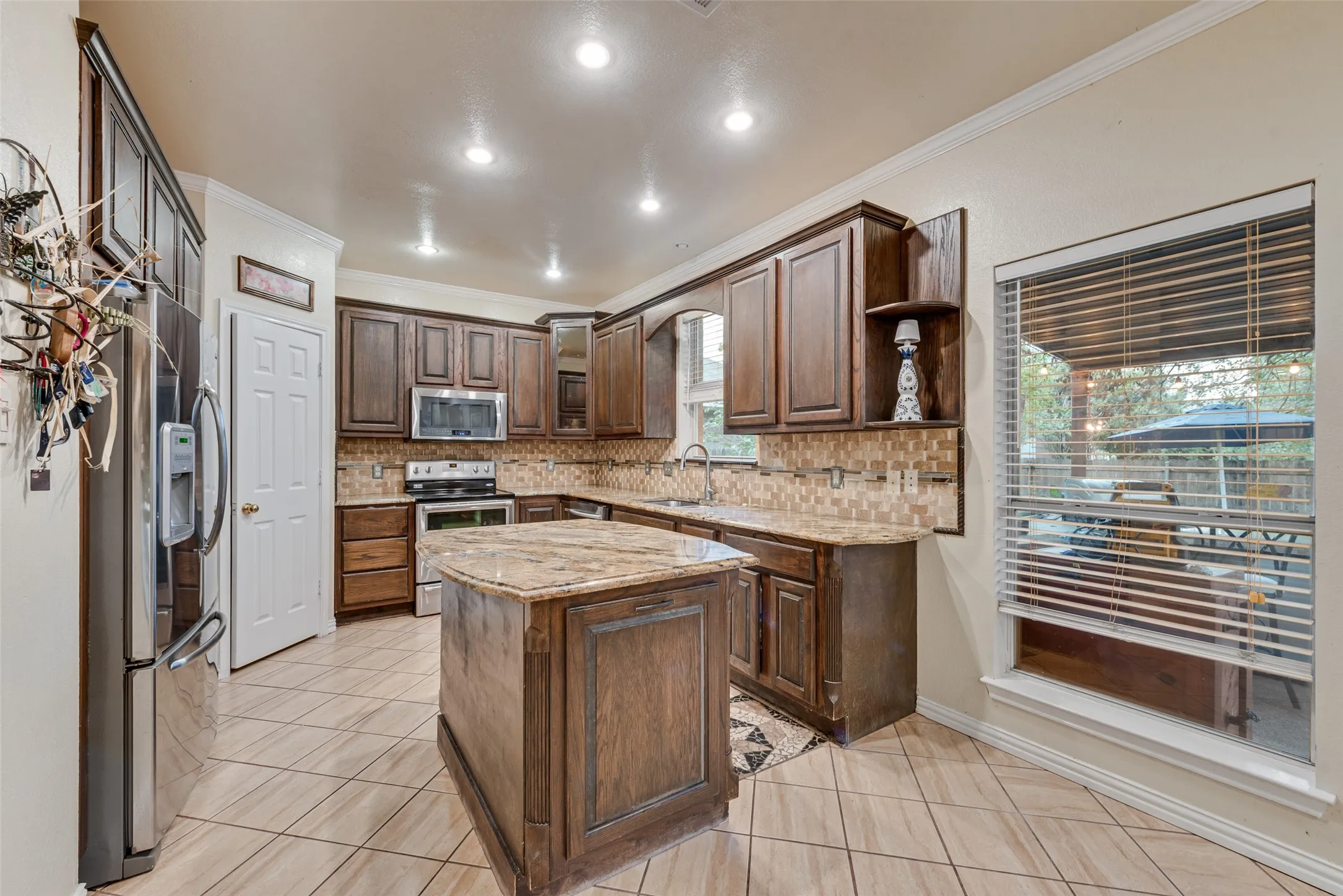 Single Family Residence For Sale in Tarrant County , 5715 Creekhollow Drive, Arlington, Texas 76018, 3 Bedroom, 3 Bathroom, 2 Garage spaces, 2,627 Sqft, built in 1999, mls#21401033, Real Estate Agent in Arlington, Homes For Sale in Tarrant county, Homes For Sale in Arlington, Realtor in Arlington Texas, Real Estate Brokerage Independent Realty Texas, Luminita Cordes Realtor