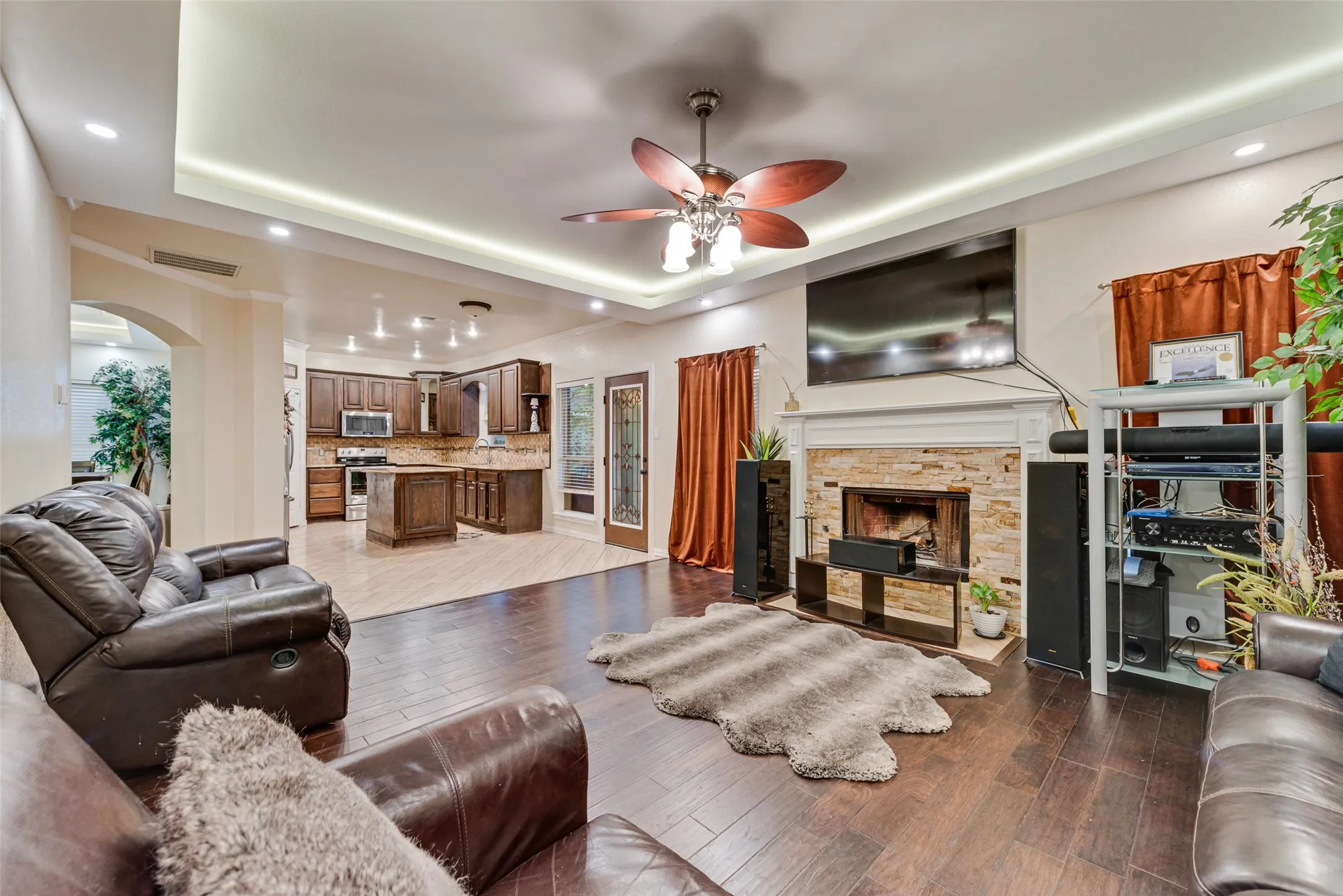 Single Family Residence For Sale in Tarrant County , 5715 Creekhollow Drive, Arlington, Texas 76018, 3 Bedroom, 3 Bathroom, 2 Garage spaces, 2,627 Sqft, built in 1999, mls#21401033, Real Estate Agent in Arlington, Homes For Sale in Tarrant county, Homes For Sale in Arlington, Realtor in Arlington Texas, Real Estate Brokerage Independent Realty Texas, Luminita Cordes Realtor