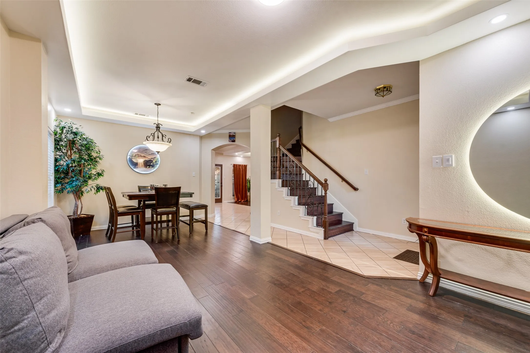 Single Family Residence For Sale in Tarrant County , 5715 Creekhollow Drive, Arlington, Texas 76018, 3 Bedroom, 3 Bathroom, 2 Garage spaces, 2,627 Sqft, built in 1999, mls#21401033, Real Estate Agent in Arlington, Homes For Sale in Tarrant county, Homes For Sale in Arlington, Realtor in Arlington Texas, Real Estate Brokerage Independent Realty Texas, Luminita Cordes Realtor