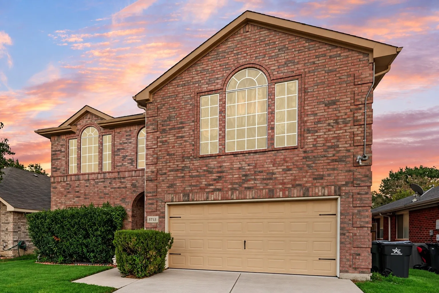 Single Family Residence For Sale in Tarrant County , 5715 Creekhollow Drive, Arlington, Texas 76018, 3 Bedroom, 3 Bathroom, 2 Garage spaces, 2,627 Sqft, built in 1999, mls#21401033, Real Estate Agent in Arlington, Homes For Sale in Tarrant county, Homes For Sale in Arlington, Realtor in Arlington Texas, Real Estate Brokerage Independent Realty Texas, Luminita Cordes Realtor