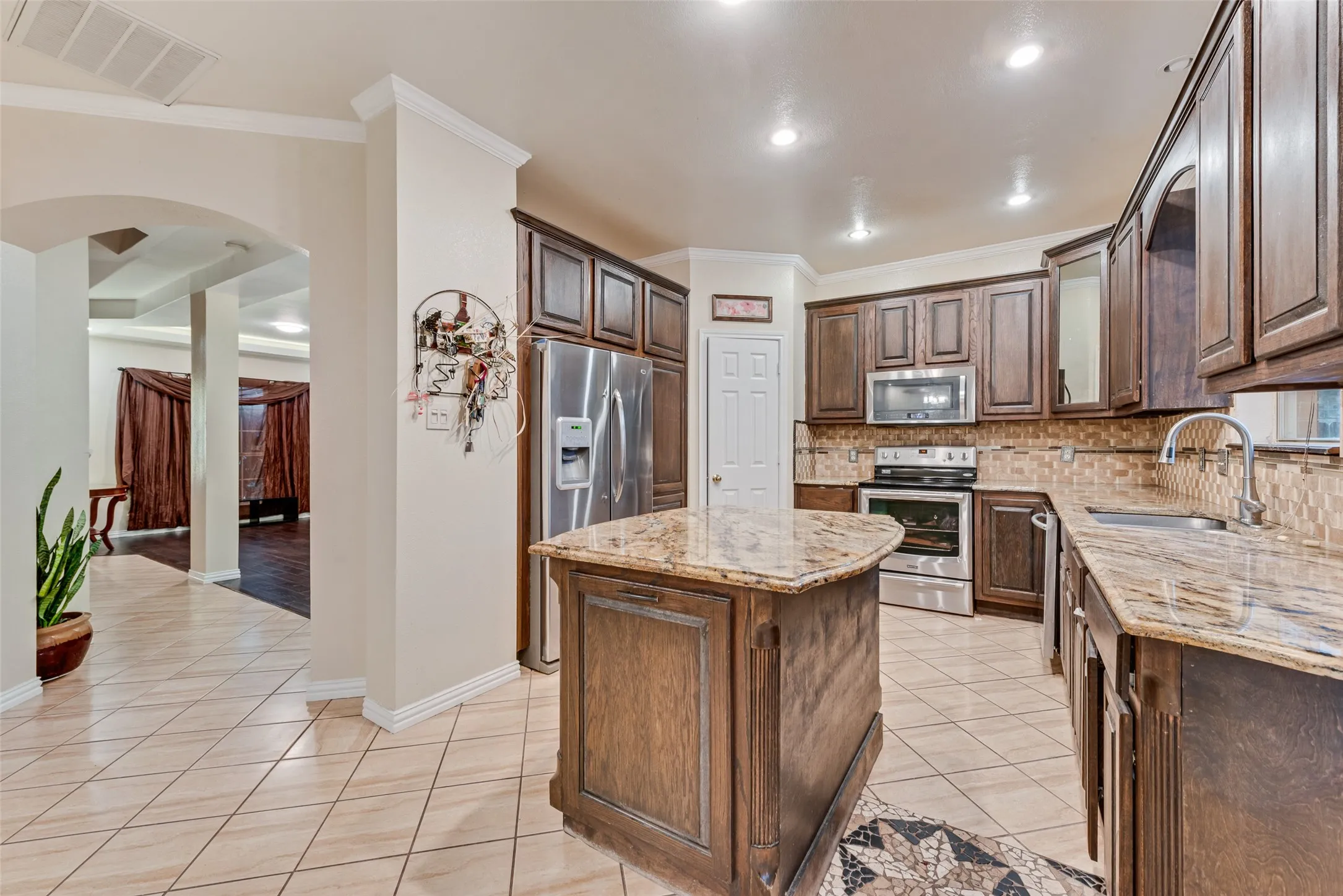 Single Family Residence For Sale in Tarrant County , 5715 Creekhollow Drive, Arlington, Texas 76018, 3 Bedroom, 3 Bathroom, 2 Garage spaces, 2,627 Sqft, built in 1999, mls#21401033, Real Estate Agent in Arlington, Homes For Sale in Tarrant county, Homes For Sale in Arlington, Realtor in Arlington Texas, Real Estate Brokerage Independent Realty Texas, Luminita Cordes Realtor
