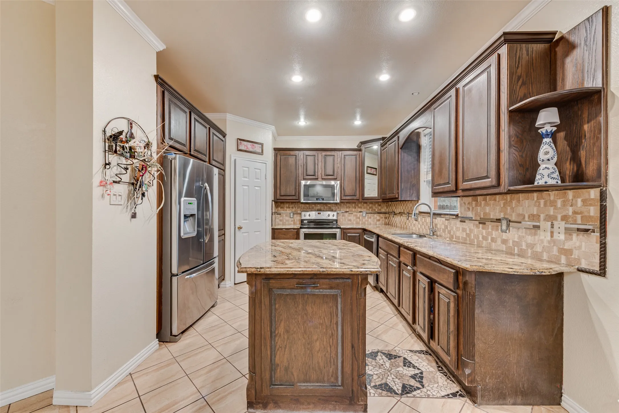 Single Family Residence For Sale in Tarrant County , 5715 Creekhollow Drive, Arlington, Texas 76018, 3 Bedroom, 3 Bathroom, 2 Garage spaces, 2,627 Sqft, built in 1999, mls#21401033, Real Estate Agent in Arlington, Homes For Sale in Tarrant county, Homes For Sale in Arlington, Realtor in Arlington Texas, Real Estate Brokerage Independent Realty Texas, Luminita Cordes Realtor