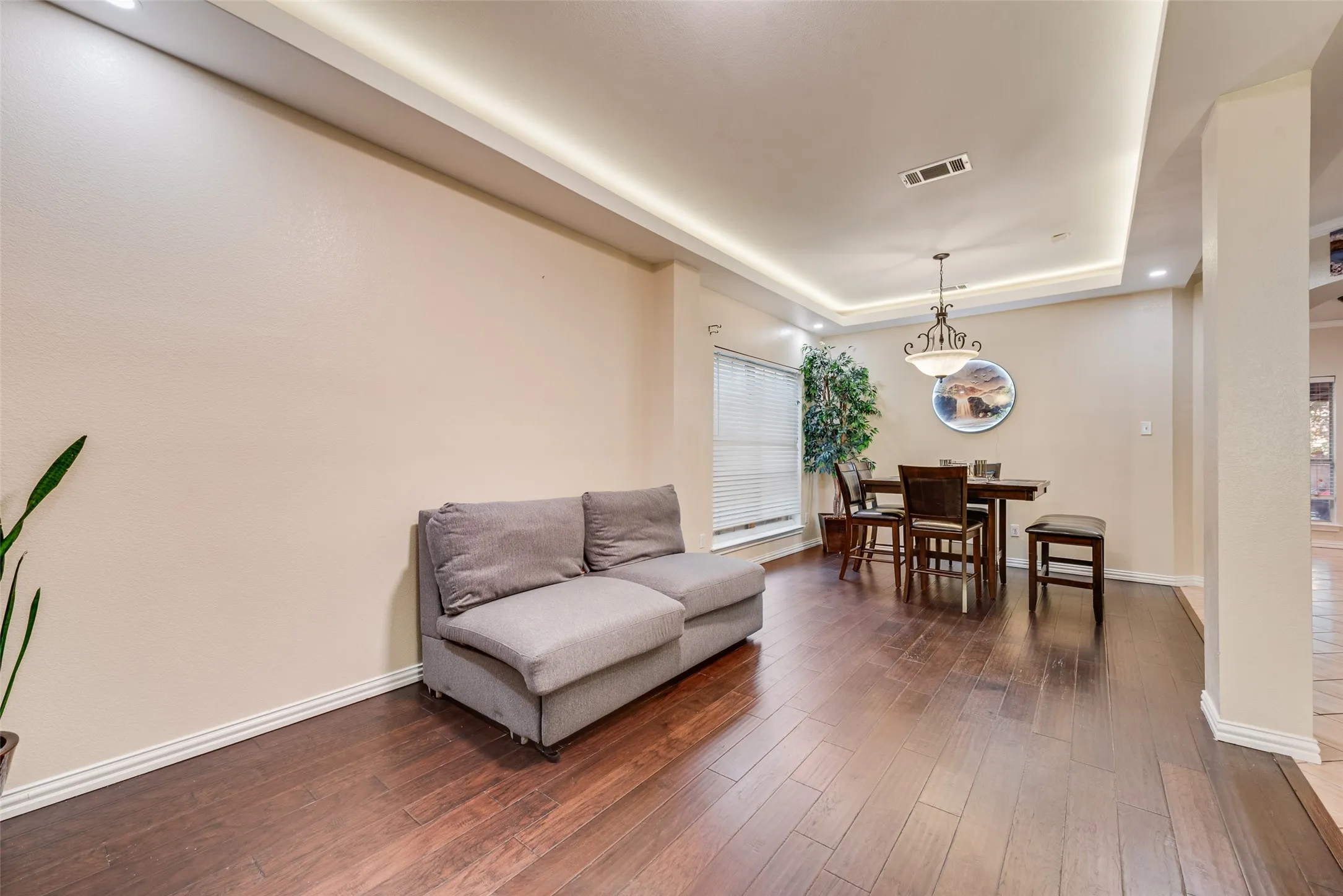 Single Family Residence For Sale in Tarrant County , 5715 Creekhollow Drive, Arlington, Texas 76018, 3 Bedroom, 3 Bathroom, 2 Garage spaces, 2,627 Sqft, built in 1999, mls#21401033, Real Estate Agent in Arlington, Homes For Sale in Tarrant county, Homes For Sale in Arlington, Realtor in Arlington Texas, Real Estate Brokerage Independent Realty Texas, Luminita Cordes Realtor