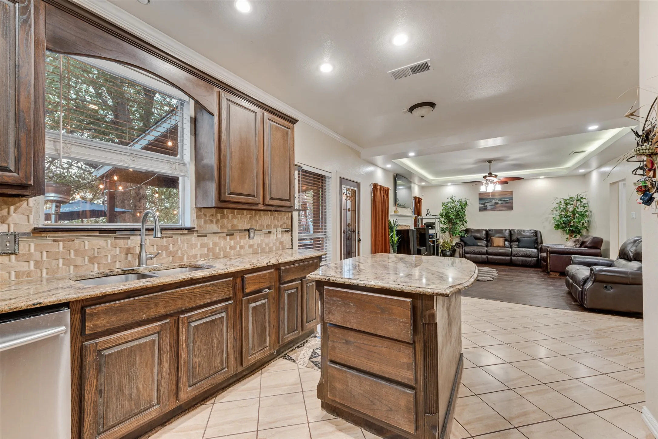 Single Family Residence For Sale in Tarrant County , 5715 Creekhollow Drive, Arlington, Texas 76018, 3 Bedroom, 3 Bathroom, 2 Garage spaces, 2,627 Sqft, built in 1999, mls#21401033, Real Estate Agent in Arlington, Homes For Sale in Tarrant county, Homes For Sale in Arlington, Realtor in Arlington Texas, Real Estate Brokerage Independent Realty Texas, Luminita Cordes Realtor
