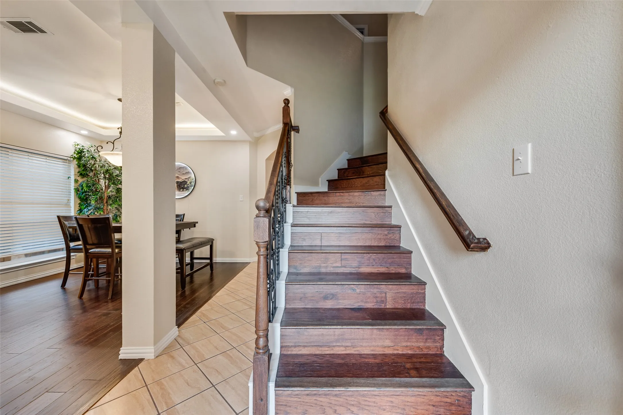 Single Family Residence For Sale in Tarrant County , 5715 Creekhollow Drive, Arlington, Texas 76018, 3 Bedroom, 3 Bathroom, 2 Garage spaces, 2,627 Sqft, built in 1999, mls#21401033, Real Estate Agent in Arlington, Homes For Sale in Tarrant county, Homes For Sale in Arlington, Realtor in Arlington Texas, Real Estate Brokerage Independent Realty Texas, Luminita Cordes Realtor