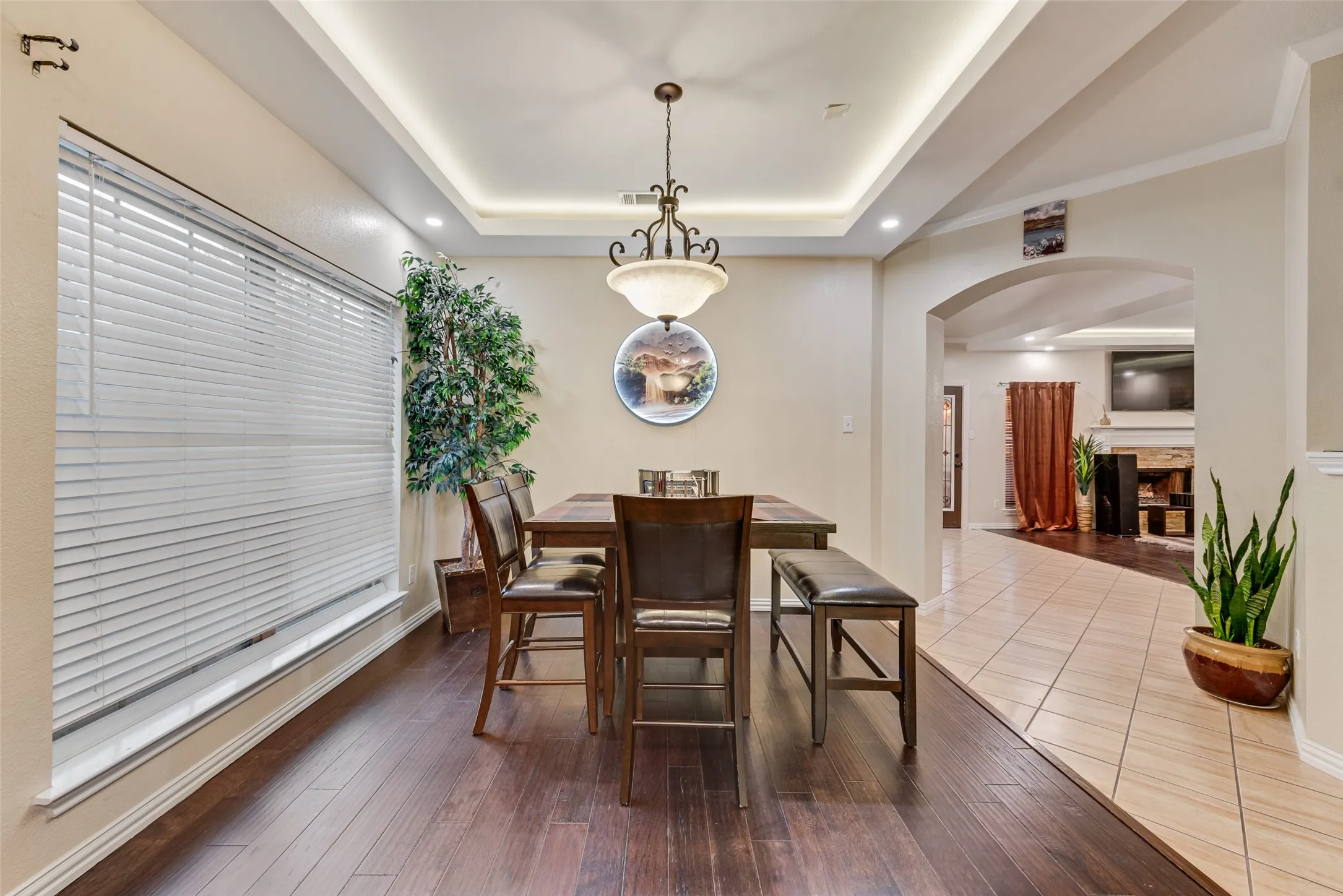 Single Family Residence For Sale in Tarrant County , 5715 Creekhollow Drive, Arlington, Texas 76018, 3 Bedroom, 3 Bathroom, 2 Garage spaces, 2,627 Sqft, built in 1999, mls#21401033, Real Estate Agent in Arlington, Homes For Sale in Tarrant county, Homes For Sale in Arlington, Realtor in Arlington Texas, Real Estate Brokerage Independent Realty Texas, Luminita Cordes Realtor