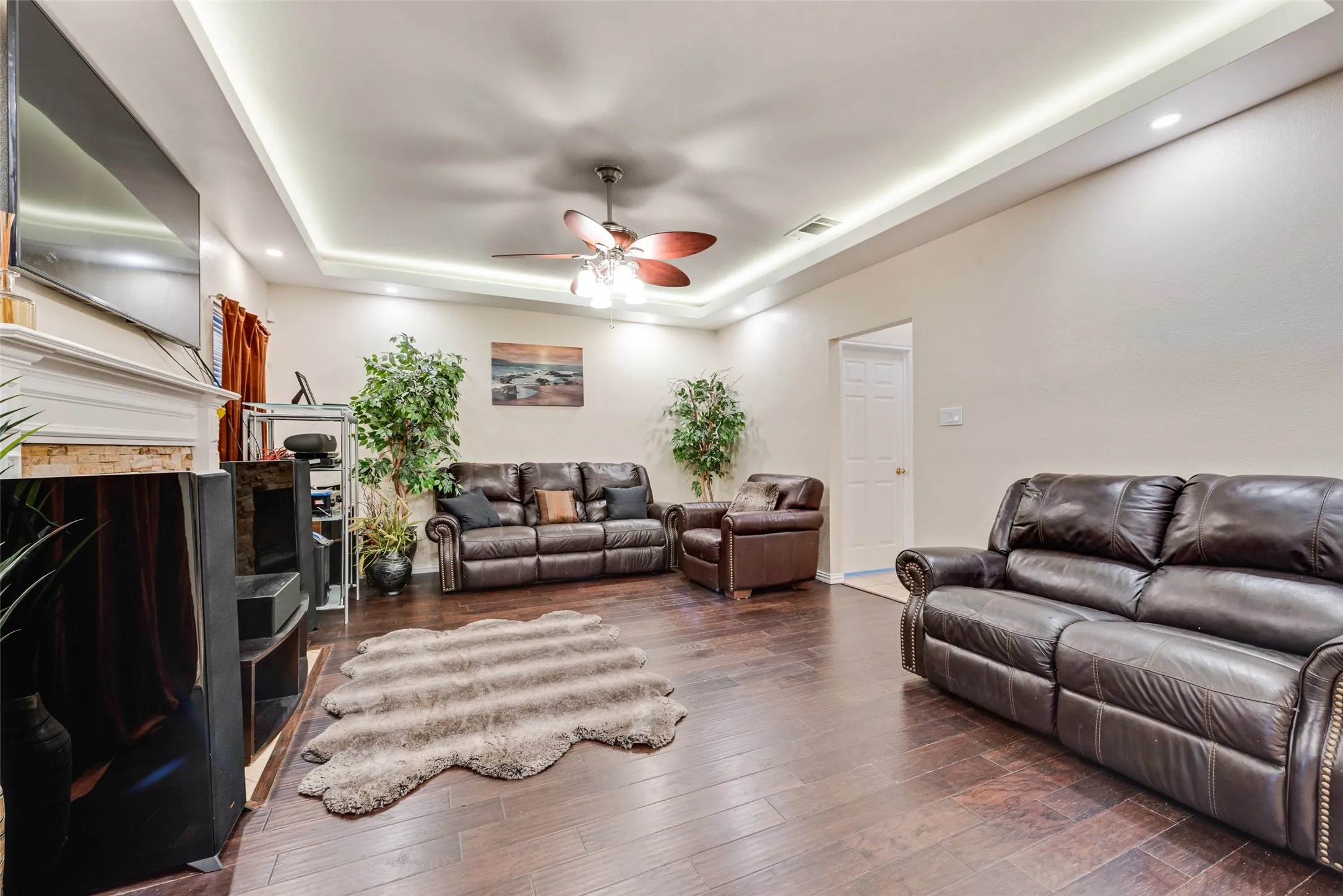 Single Family Residence For Sale in Tarrant County , 5715 Creekhollow Drive, Arlington, Texas 76018, 3 Bedroom, 3 Bathroom, 2 Garage spaces, 2,627 Sqft, built in 1999, mls#21401033, Real Estate Agent in Arlington, Homes For Sale in Tarrant county, Homes For Sale in Arlington, Realtor in Arlington Texas, Real Estate Brokerage Independent Realty Texas, Luminita Cordes Realtor
