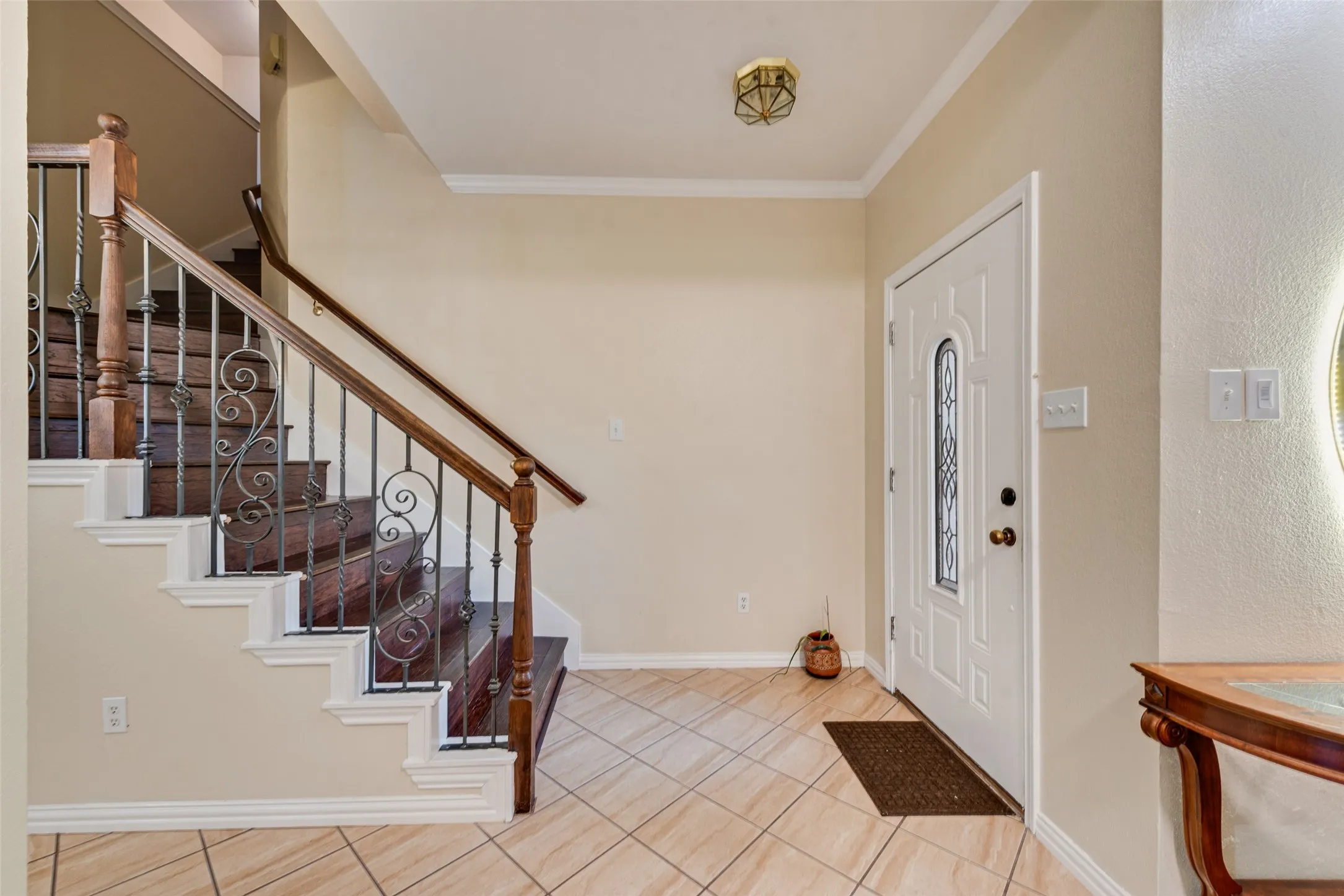 Single Family Residence For Sale in Tarrant County , 5715 Creekhollow Drive, Arlington, Texas 76018, 3 Bedroom, 3 Bathroom, 2 Garage spaces, 2,627 Sqft, built in 1999, mls#21401033, Real Estate Agent in Arlington, Homes For Sale in Tarrant county, Homes For Sale in Arlington, Realtor in Arlington Texas, Real Estate Brokerage Independent Realty Texas, Luminita Cordes Realtor