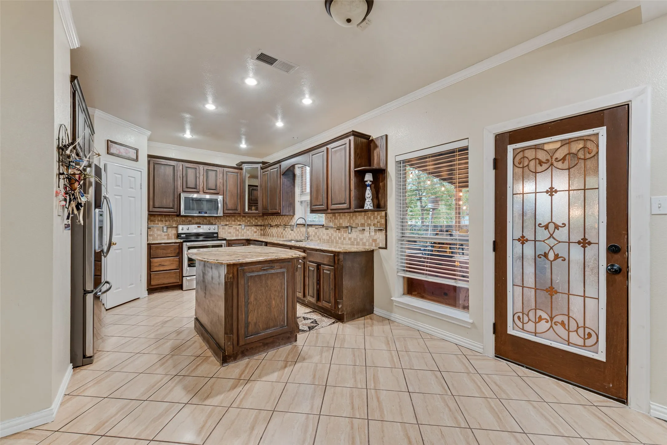 Single Family Residence For Sale in Tarrant County , 5715 Creekhollow Drive, Arlington, Texas 76018, 3 Bedroom, 3 Bathroom, 2 Garage spaces, 2,627 Sqft, built in 1999, mls#21401033, Real Estate Agent in Arlington, Homes For Sale in Tarrant county, Homes For Sale in Arlington, Realtor in Arlington Texas, Real Estate Brokerage Independent Realty Texas, Luminita Cordes Realtor