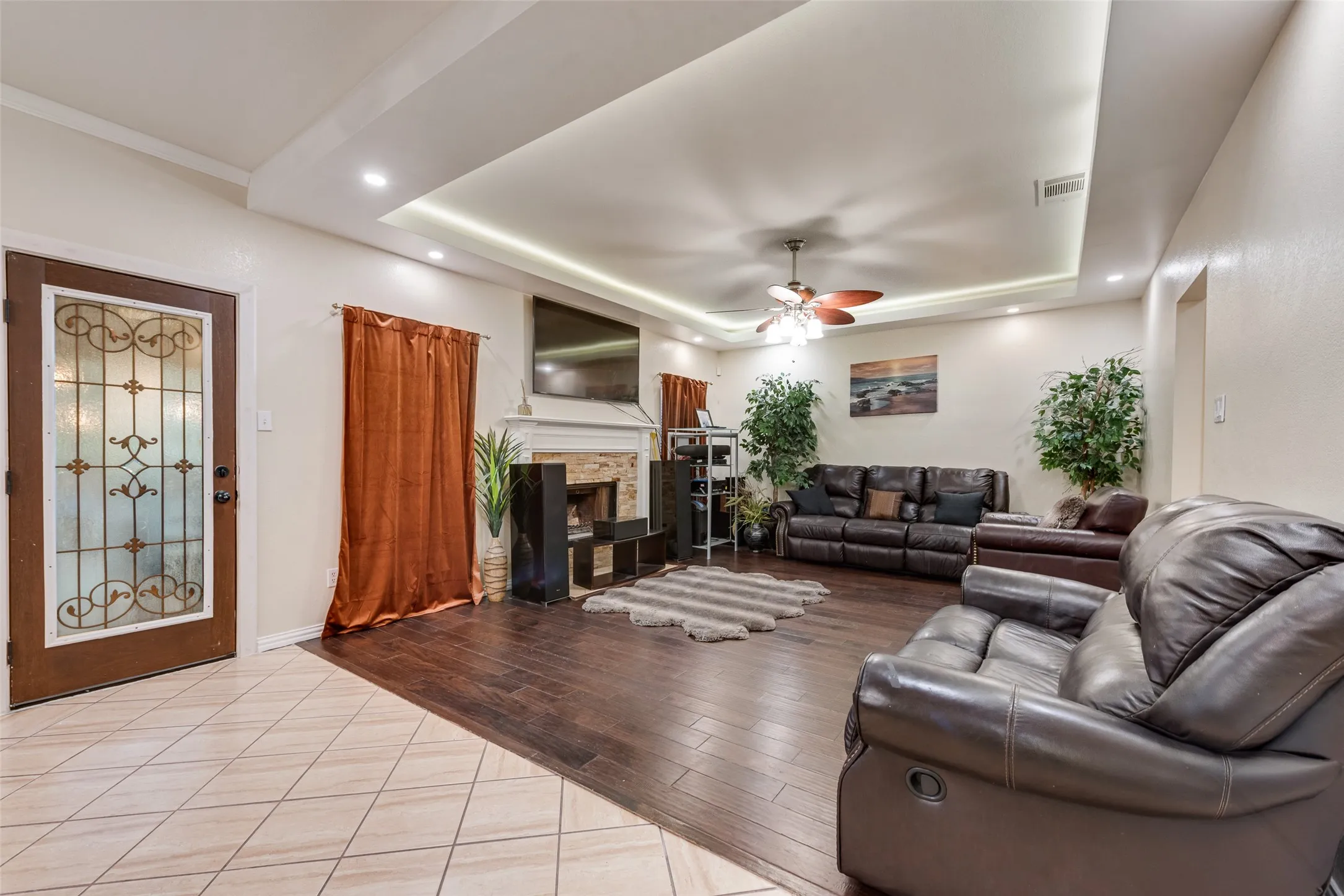 Single Family Residence For Sale in Tarrant County , 5715 Creekhollow Drive, Arlington, Texas 76018, 3 Bedroom, 3 Bathroom, 2 Garage spaces, 2,627 Sqft, built in 1999, mls#21401033, Real Estate Agent in Arlington, Homes For Sale in Tarrant county, Homes For Sale in Arlington, Realtor in Arlington Texas, Real Estate Brokerage Independent Realty Texas, Luminita Cordes Realtor