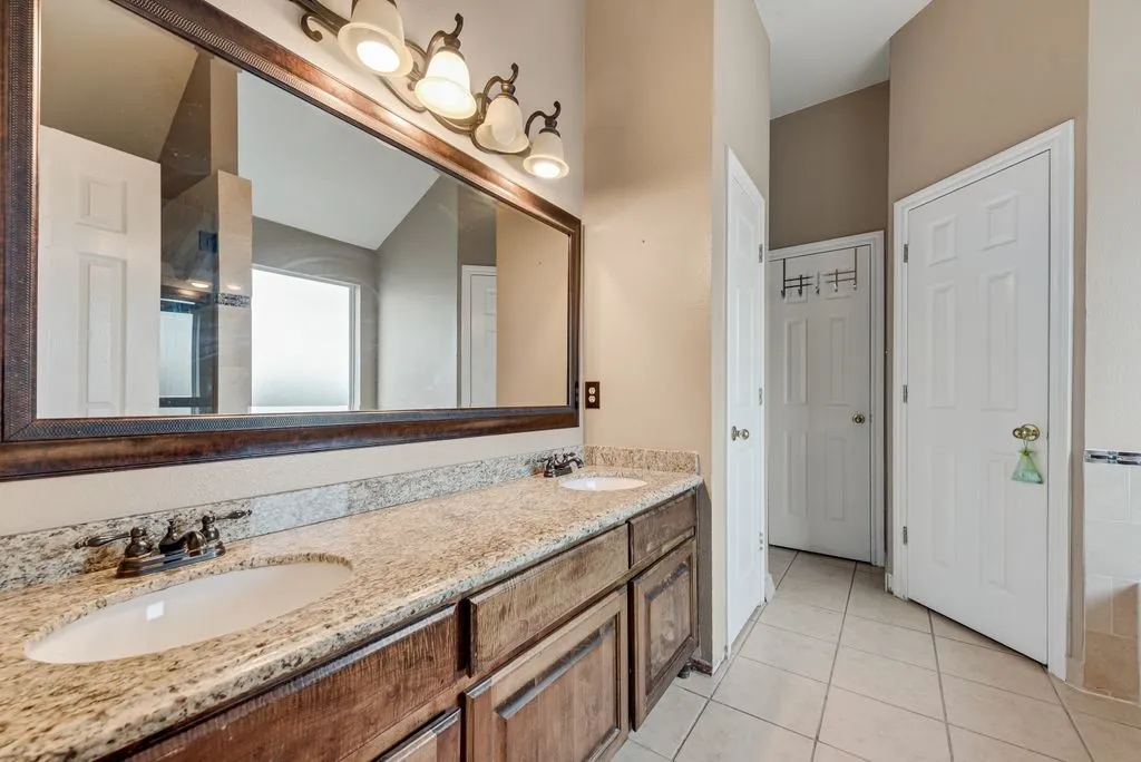 Single Family Residence For Sale in Tarrant County , 5715 Creekhollow Drive, Arlington, Texas 76018, 3 Bedroom, 3 Bathroom, 2 Garage spaces, 2,627 Sqft, built in 1999, mls#21401033, Real Estate Agent in Arlington, Homes For Sale in Tarrant county, Homes For Sale in Arlington, Realtor in Arlington Texas, Real Estate Brokerage Independent Realty Texas, Luminita Cordes Realtor