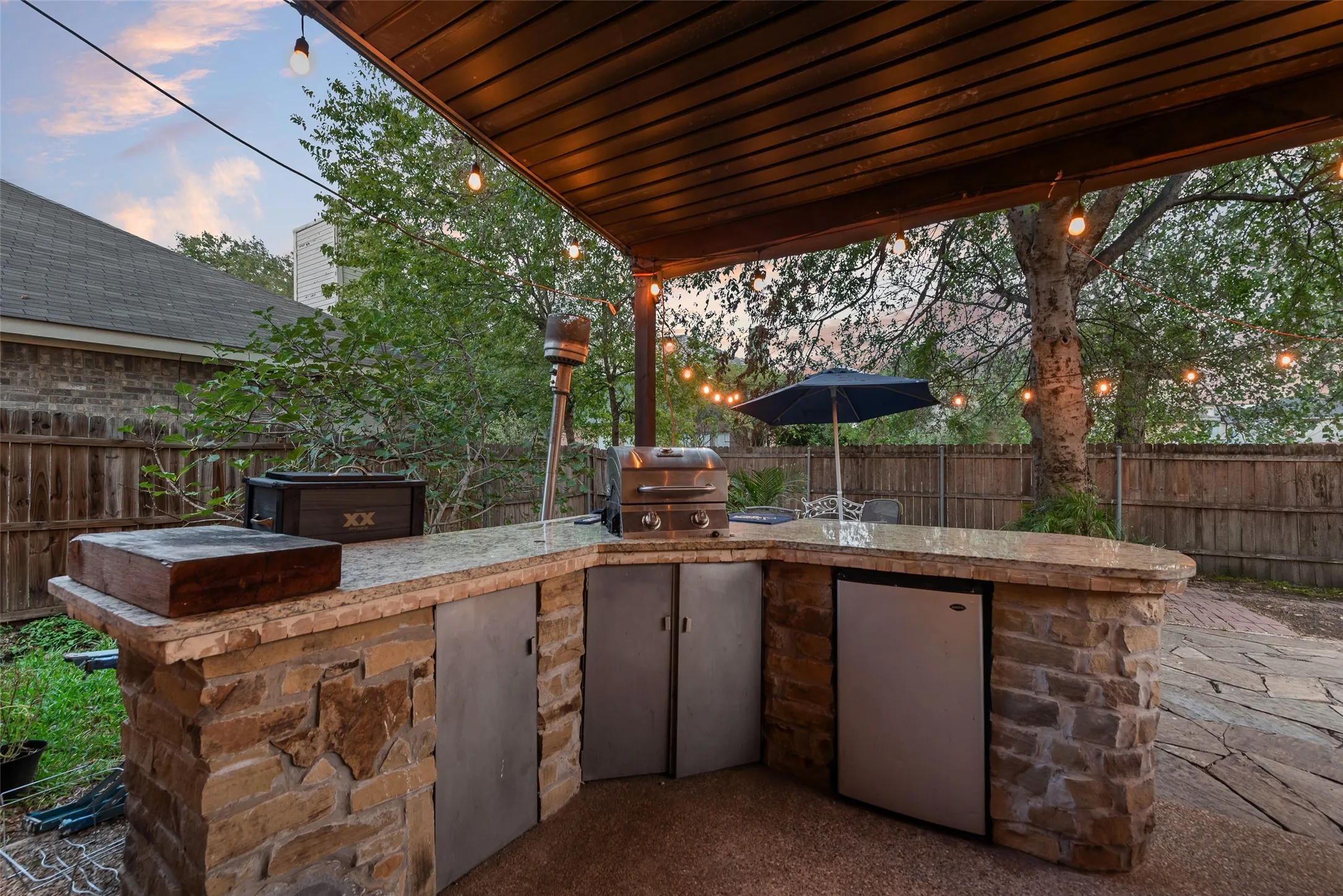 Single Family Residence For Sale in Tarrant County , 5715 Creekhollow Drive, Arlington, Texas 76018, 3 Bedroom, 3 Bathroom, 2 Garage spaces, 2,627 Sqft, built in 1999, mls#21401033, Real Estate Agent in Arlington, Homes For Sale in Tarrant county, Homes For Sale in Arlington, Realtor in Arlington Texas, Real Estate Brokerage Independent Realty Texas, Luminita Cordes Realtor