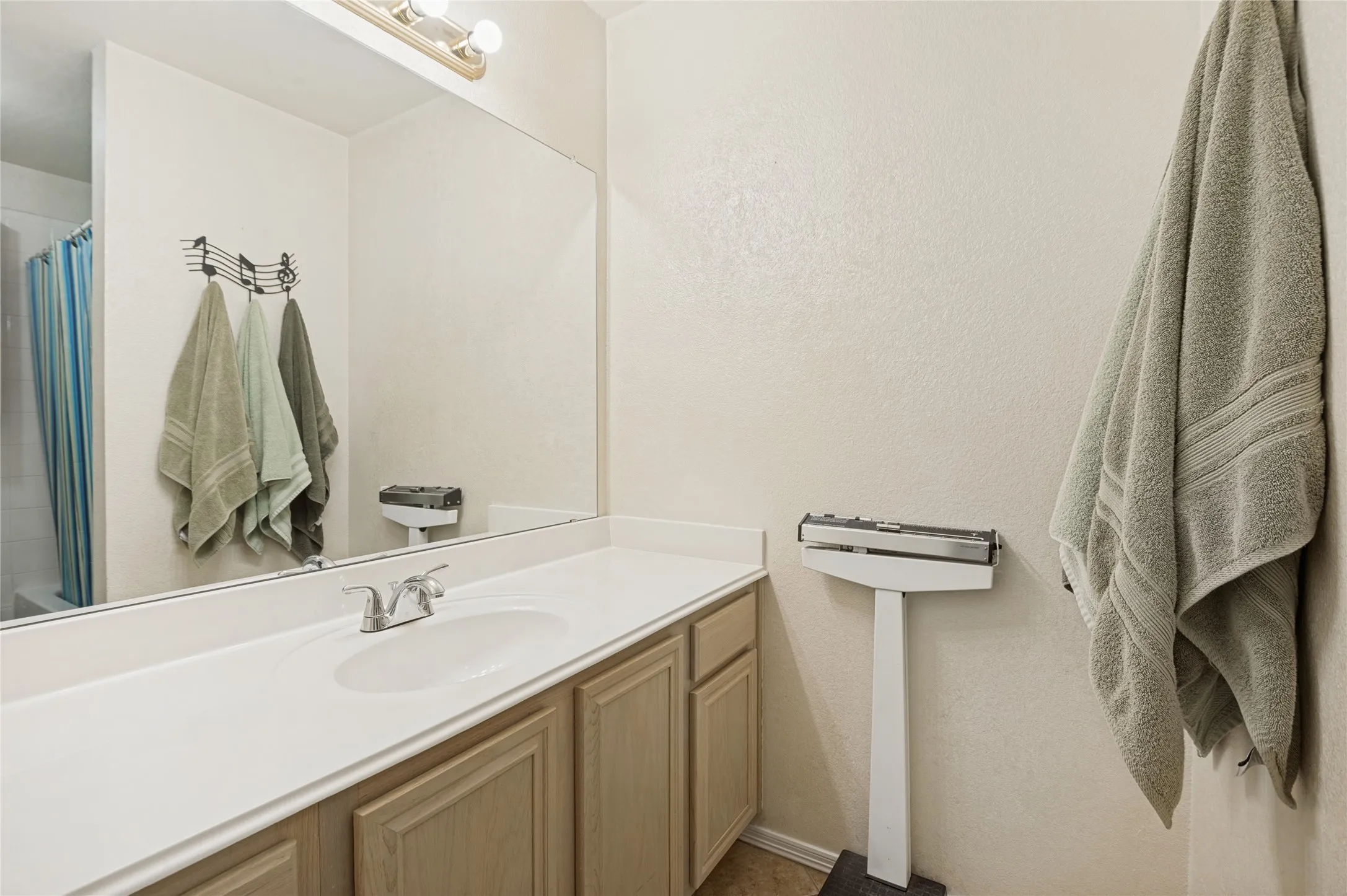Single Family Residence For Sale in Denton County , 1374 Forest Creek Drive, Lewisville, Texas 75067, 4 Bedroom, 2 Bathroom, 2 Garage spaces, 2,114 Sqft, built in 1997, mls#21398049, Real Estate Agent in Lewisville, Homes For Sale in Denton county, Homes For Sale in Lewisville, Realtor in Lewisville Texas, Real Estate Brokerage Independent Realty Texas, Luminita Cordes Realtor