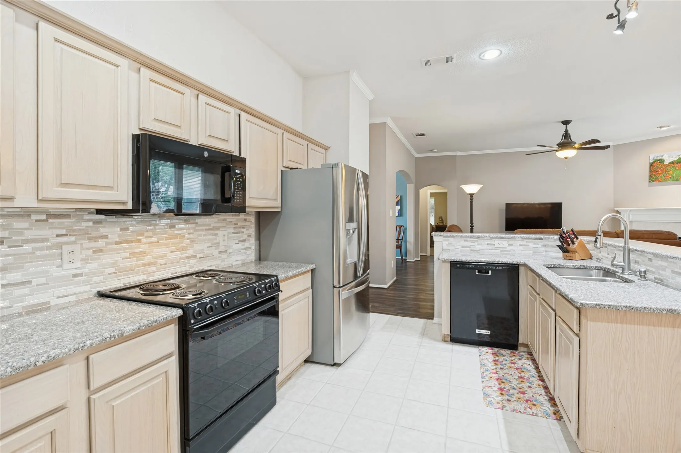 Single Family Residence For Sale in Denton County , 1374 Forest Creek Drive, Lewisville, Texas 75067, 4 Bedroom, 2 Bathroom, 2 Garage spaces, 2,114 Sqft, built in 1997, mls#21398049, Real Estate Agent in Lewisville, Homes For Sale in Denton county, Homes For Sale in Lewisville, Realtor in Lewisville Texas, Real Estate Brokerage Independent Realty Texas, Luminita Cordes Realtor