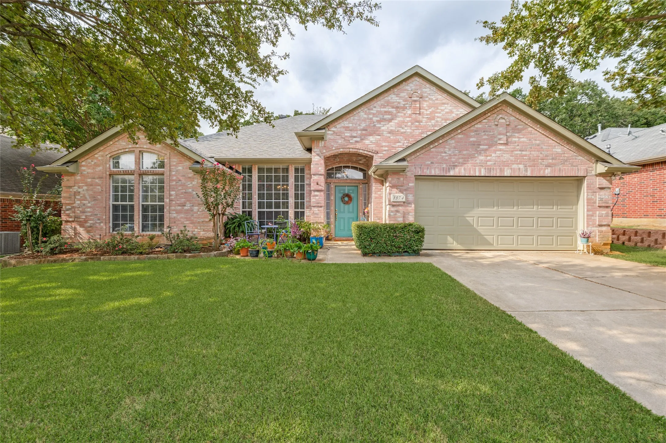 Single Family Residence For Sale in Denton County , 1374 Forest Creek Drive, Lewisville, Texas 75067, 4 Bedroom, 2 Bathroom, 2 Garage spaces, 2,114 Sqft, built in 1997, mls#21398049, Real Estate Agent in Lewisville, Homes For Sale in Denton county, Homes For Sale in Lewisville, Realtor in Lewisville Texas, Real Estate Brokerage Independent Realty Texas, Luminita Cordes Realtor