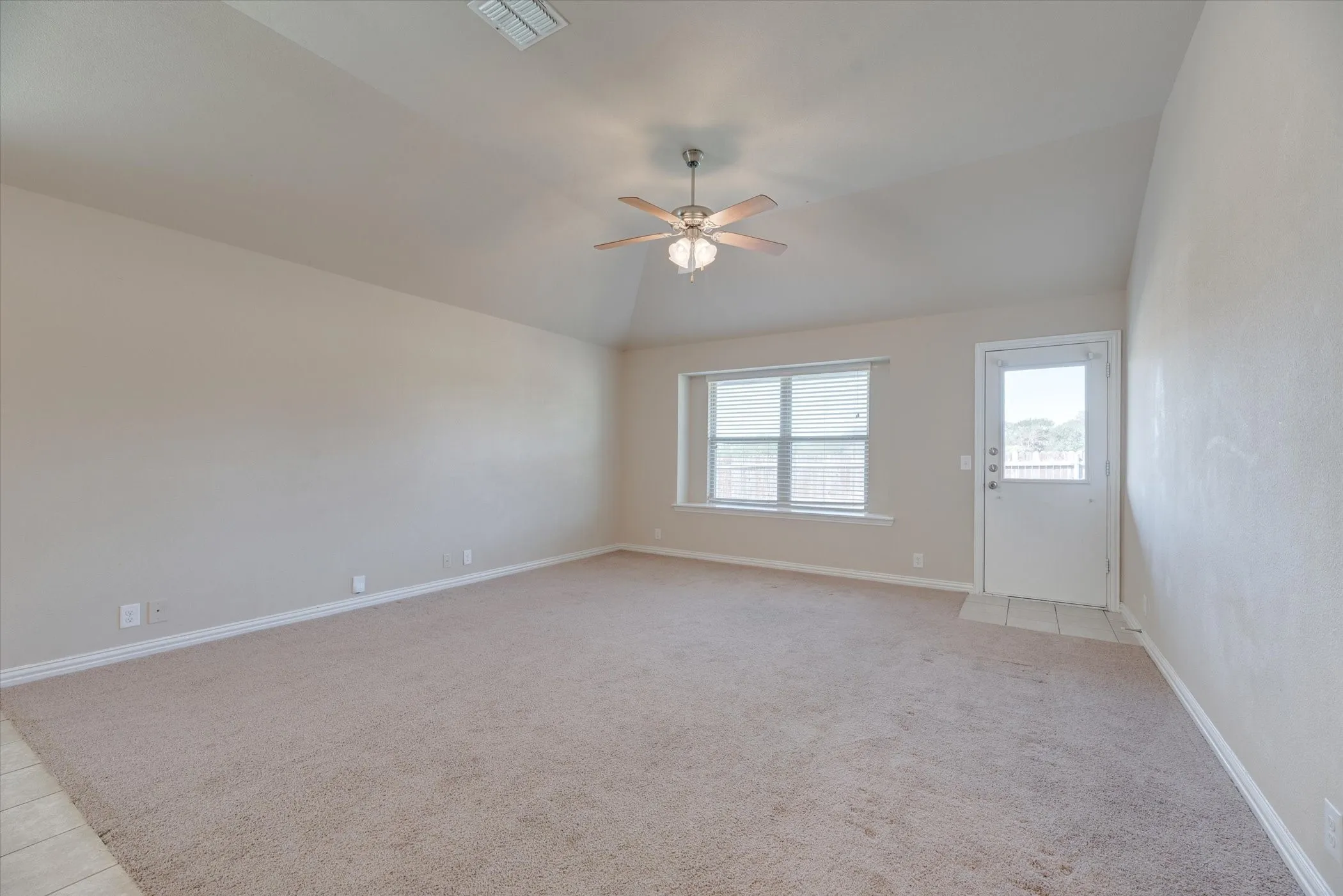 Single Family Residence For Rent in Tarrant County , 4829 Lemon Grove Drive, Fort Worth, Texas 76135, 4 Bedroom, 2 Bathroom, 2 Garage spaces, 1,968 Sqft, built in 2015, mls#21401368, Real Estate Agent in Fort Worth, Homes For Rent in Tarrant county, Homes For Rent in Fort Worth, Realtor in Fort Worth Texas, Real Estate Brokerage Independent Realty Texas, Luminita Cordes Realtor